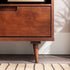 Mueble para TV de madera maciza de 70" con 3 cajones de Sloane
