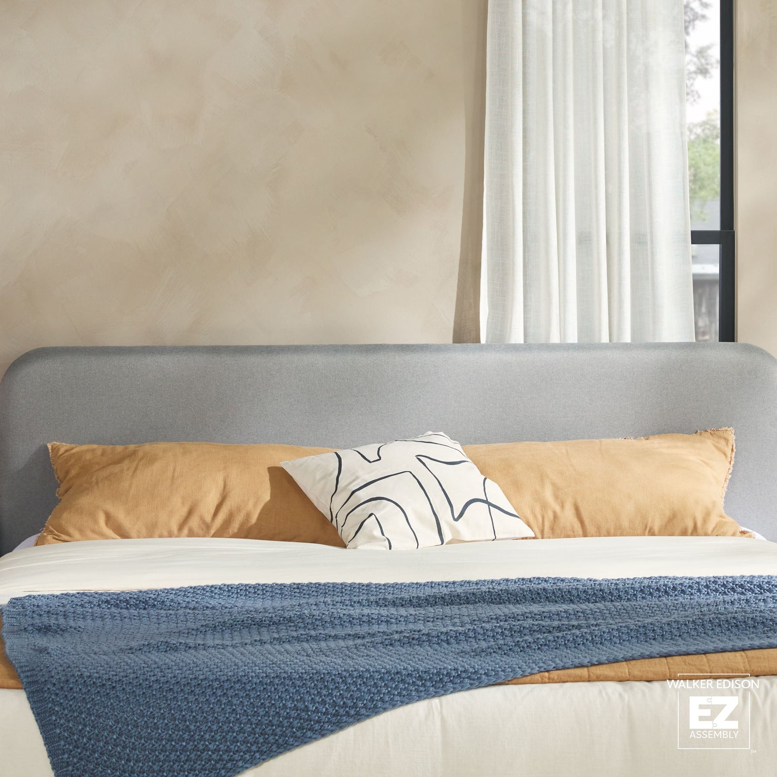 Cabecero tapizado contemporáneo Annette con estructura de cama de madera curva
