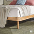 Cabecero tapizado contemporáneo Annette con estructura de cama de madera curva