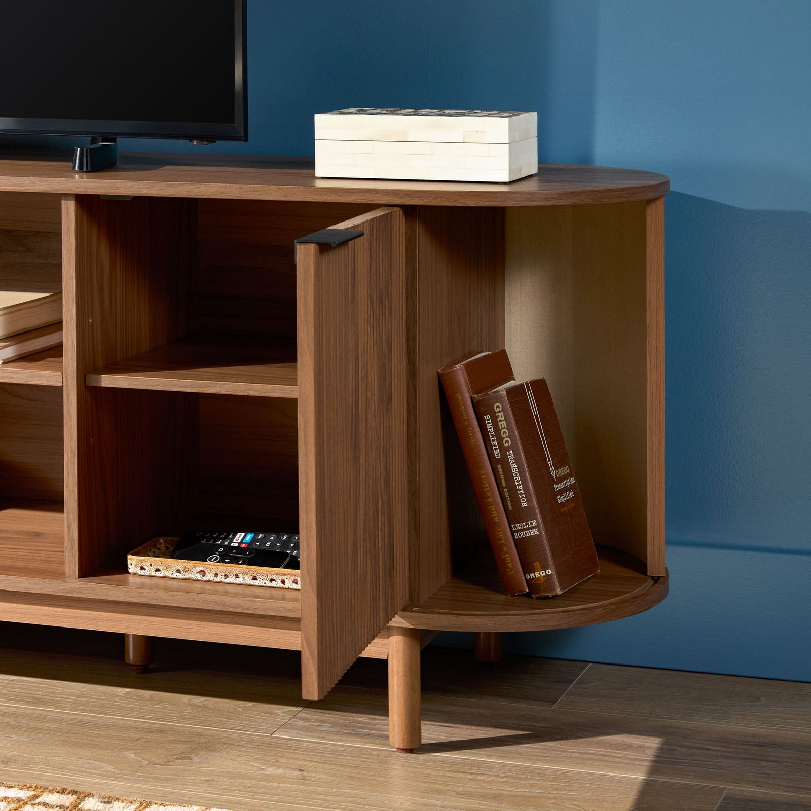 Mueble de TV moderno con estructura de caña Chloe