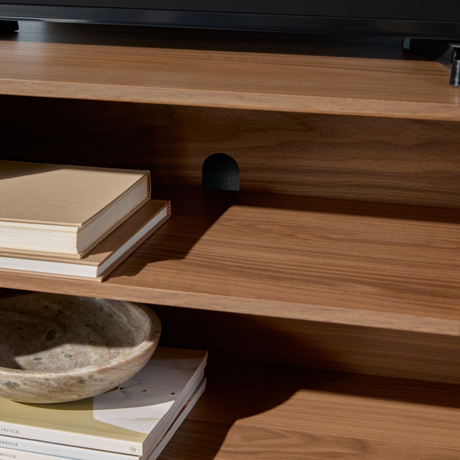 Mueble de TV moderno con estructura de caña Chloe