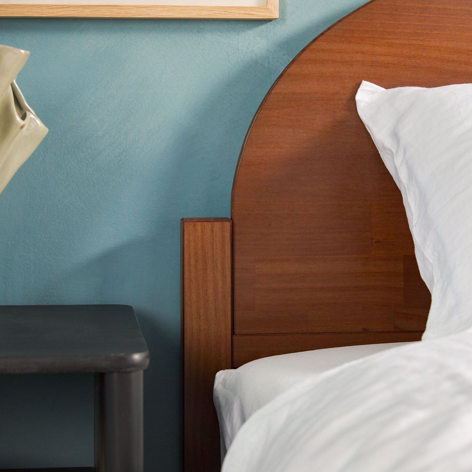 Cama Elias de madera maciza con cabecero arqueado