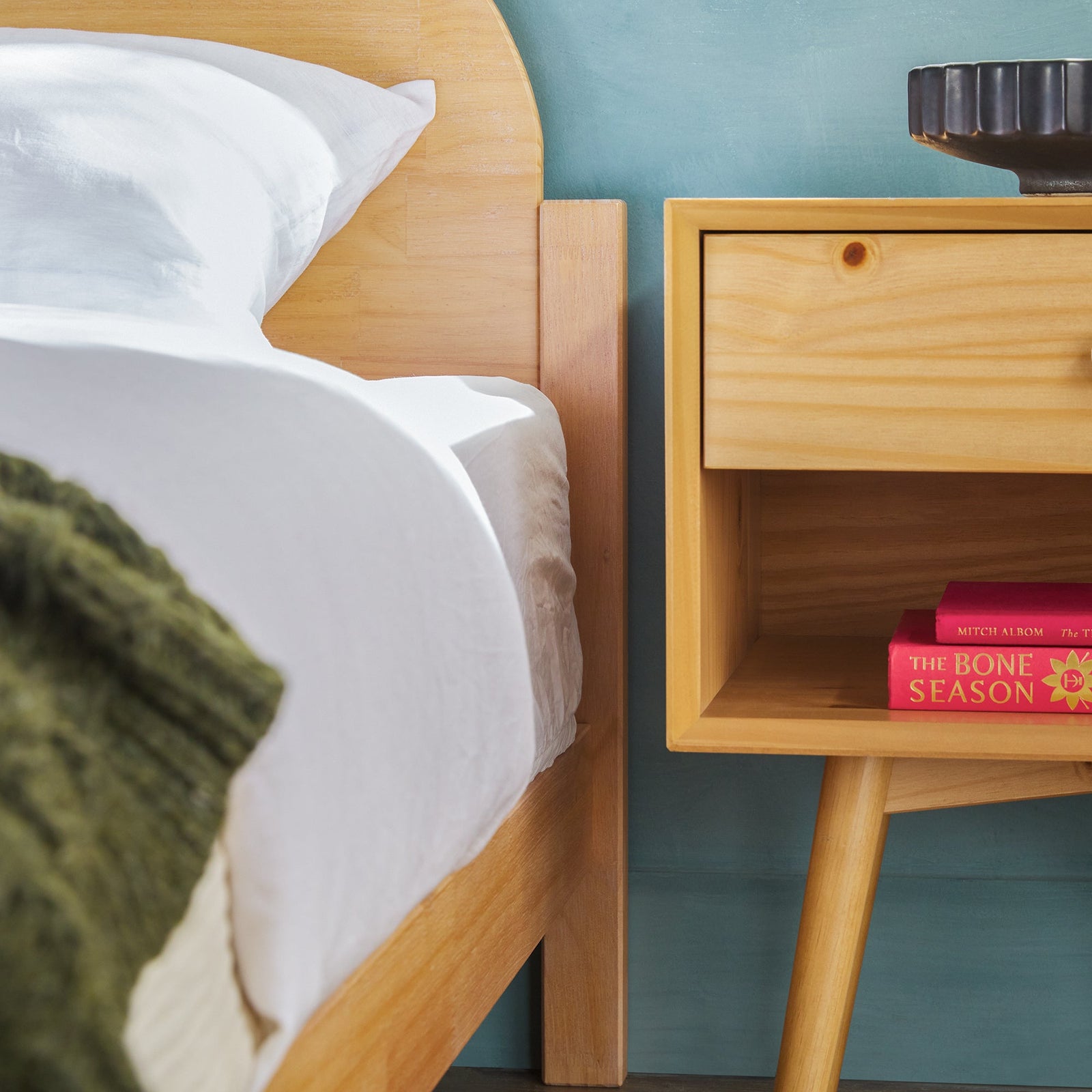 Cama Elias de madera maciza con cabecero arqueado