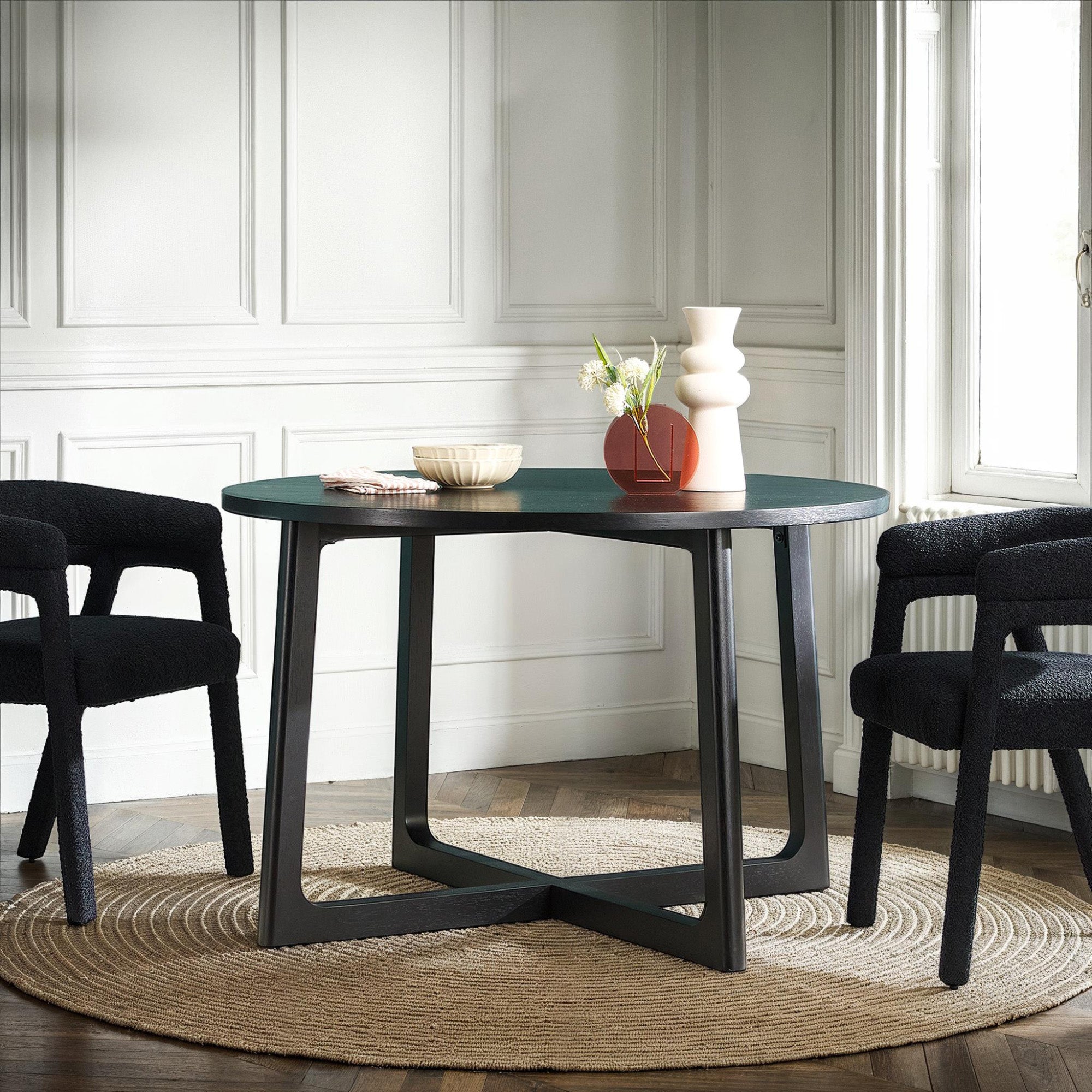 Mesa de comedor redonda moderna de madera maciza Ezra para 4
