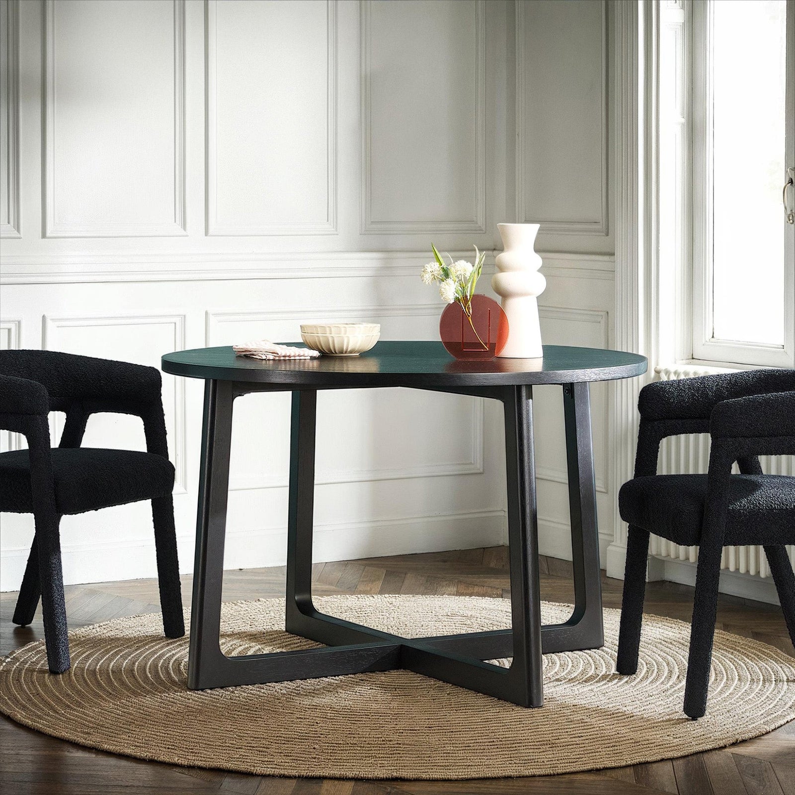 Mesa de comedor redonda moderna de madera maciza Ezra para 4