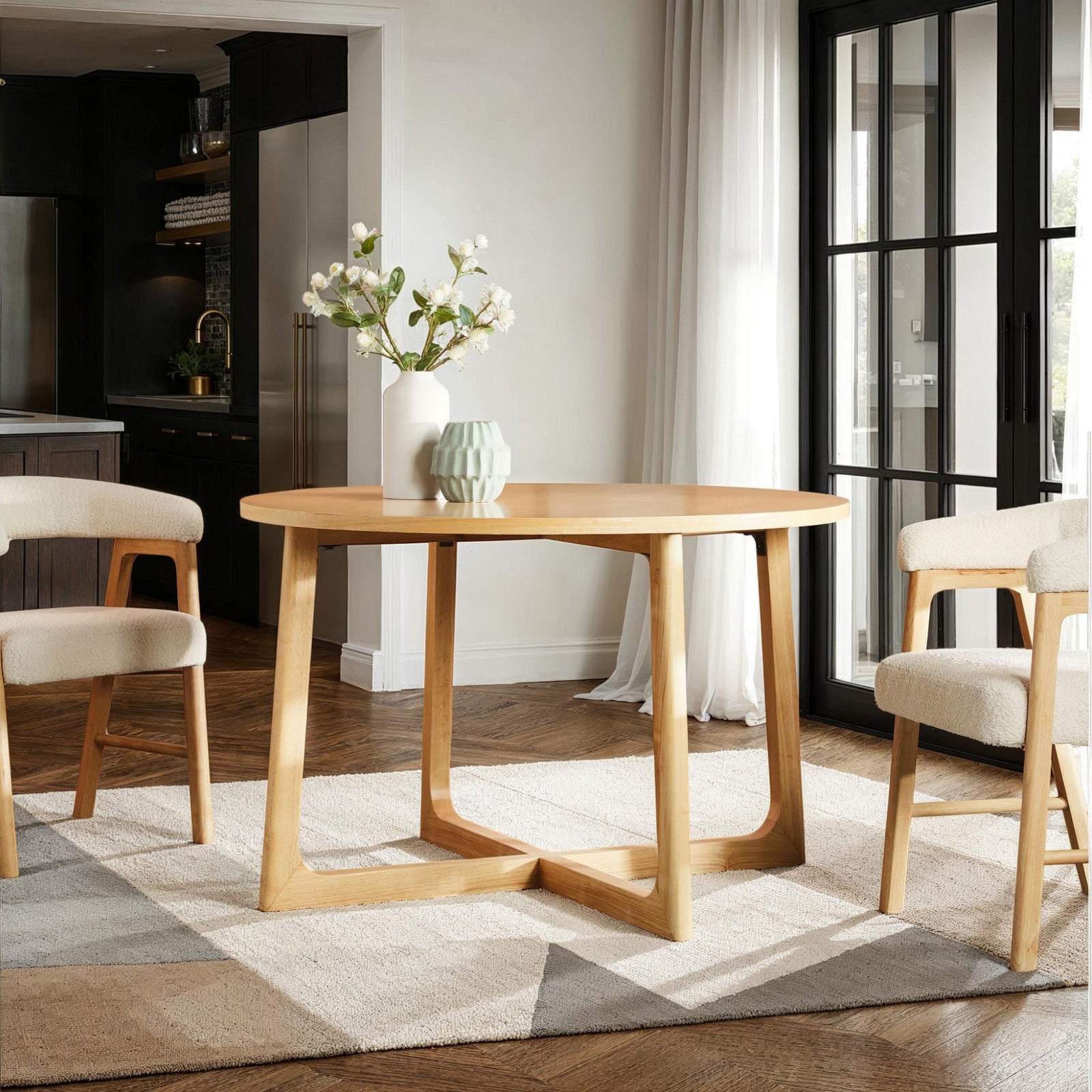 Mesa de comedor redonda moderna de madera maciza Ezra para 4