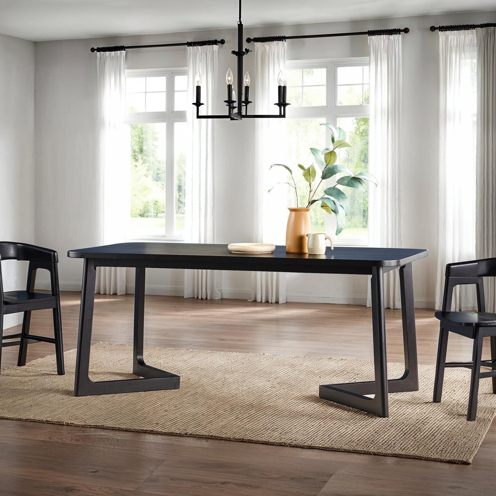 Mesa de comedor rectangular moderna de madera maciza Ezra para 6 personas