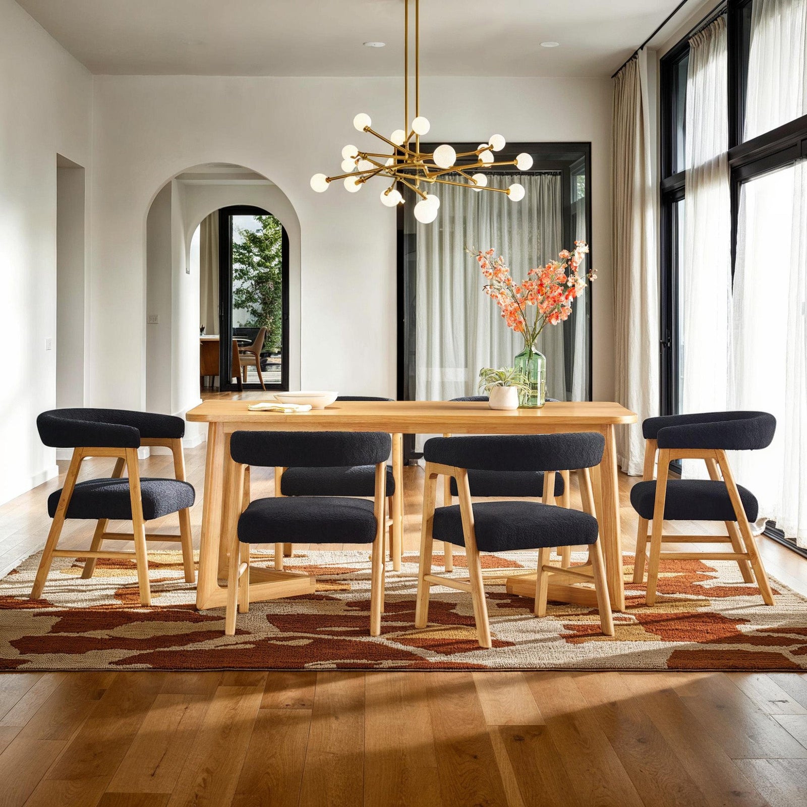 Silla de comedor moderna Ezra de madera maciza con tapizado de bouclé (juego de 2)