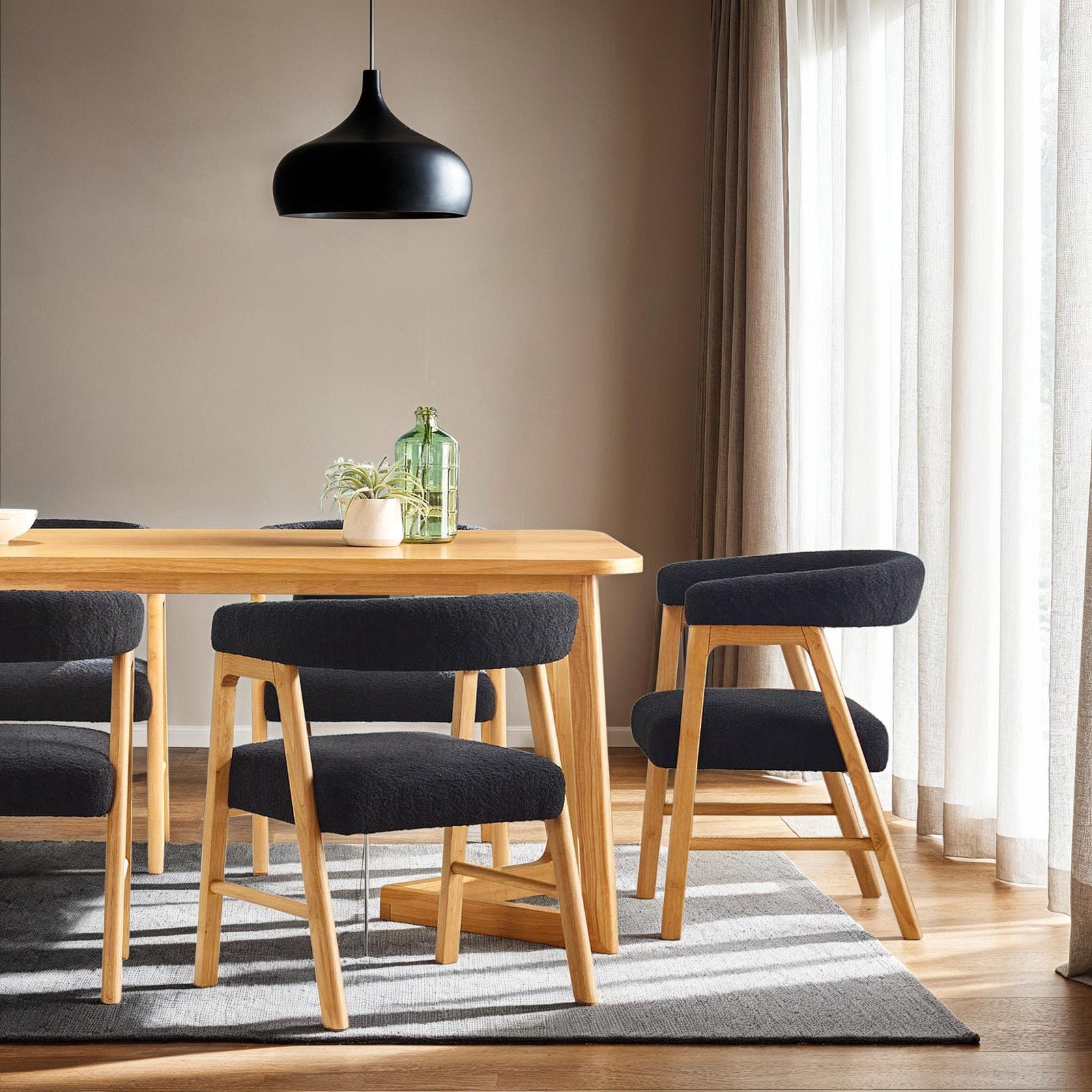 Silla de comedor moderna Ezra de madera maciza con tapizado de bouclé (juego de 2)