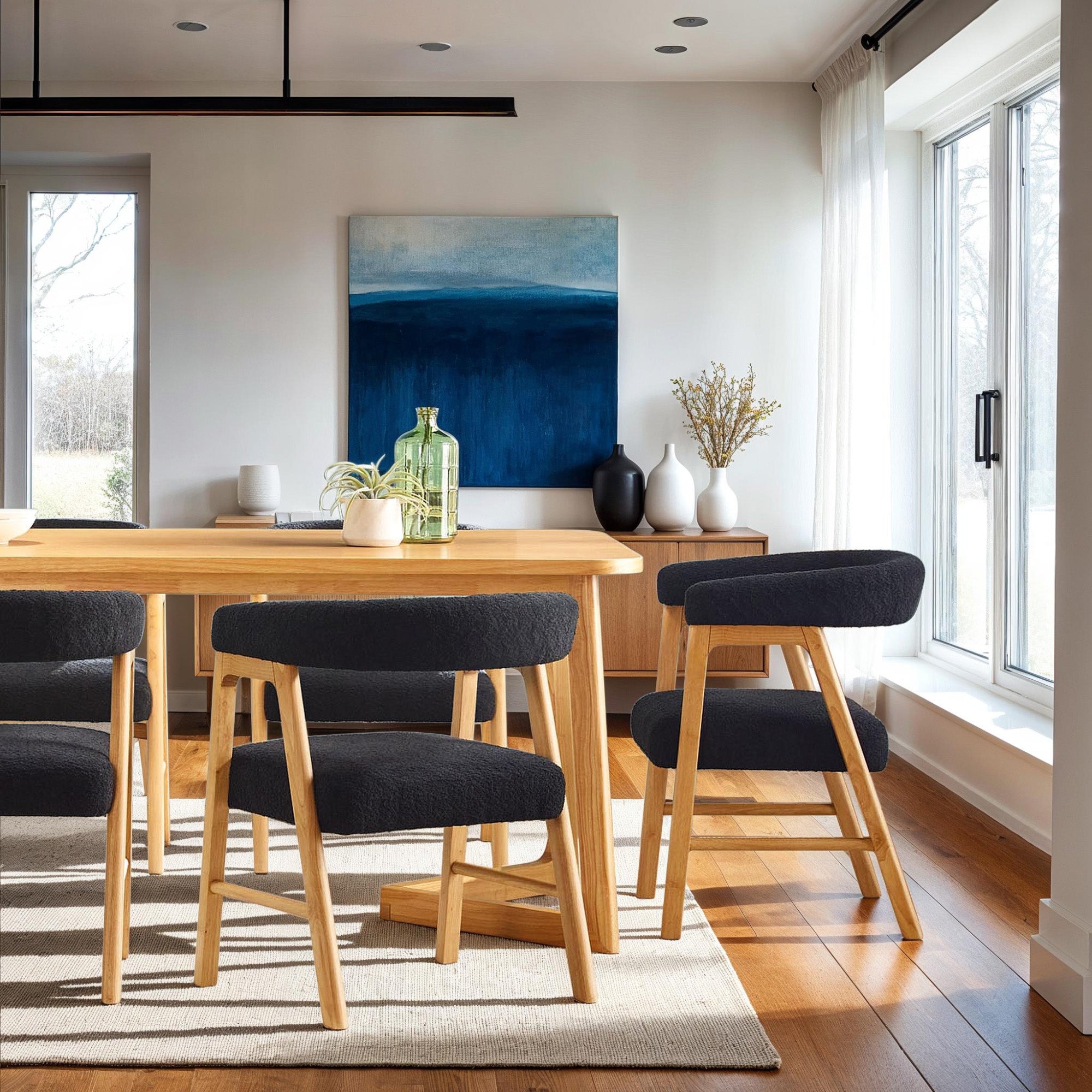 Silla de comedor moderna Ezra de madera maciza con tapizado de bouclé (juego de 2)