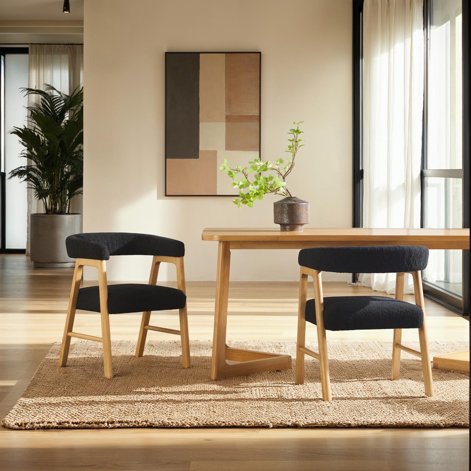 Silla de comedor moderna Ezra de madera maciza con tapizado de bouclé (juego de 2)