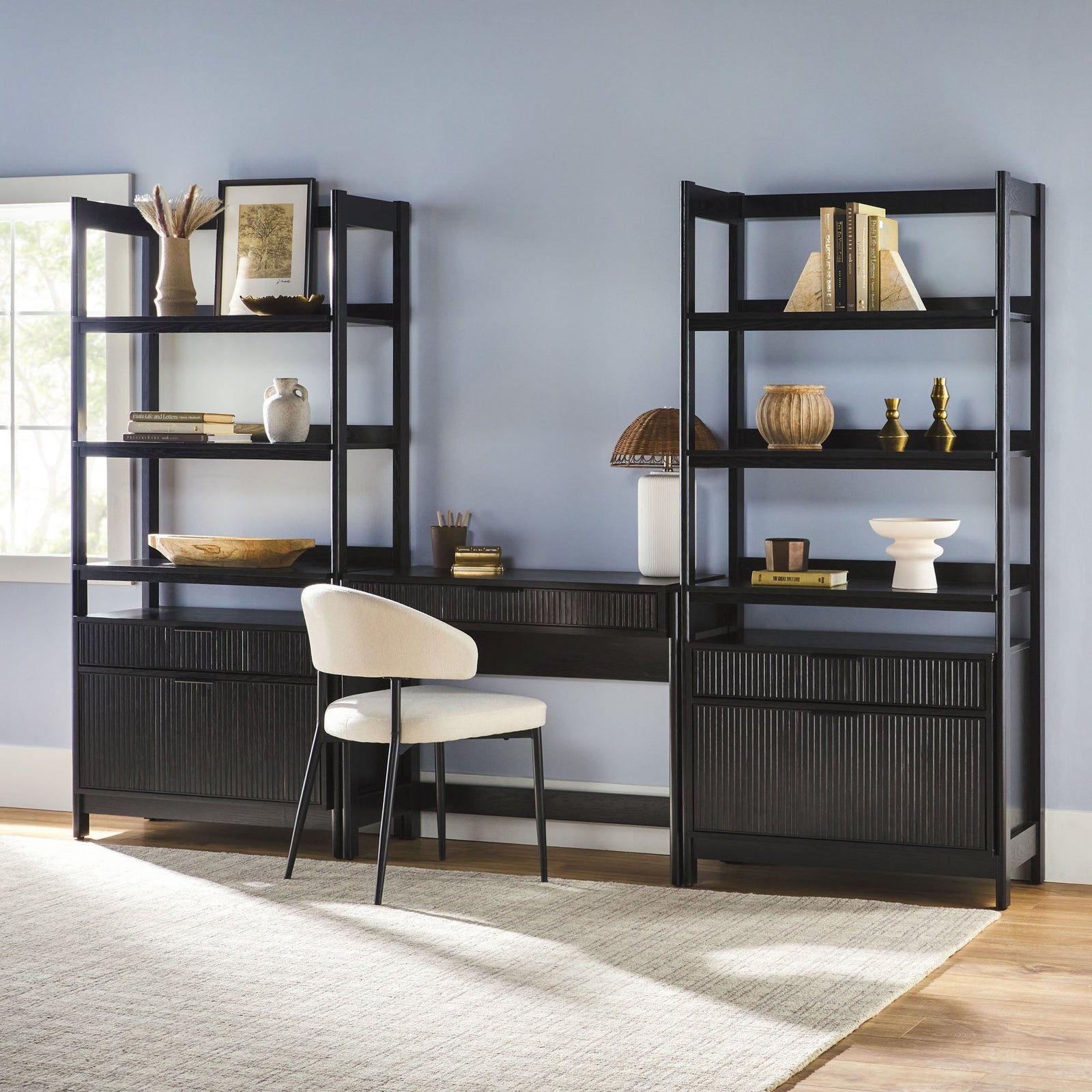 Estantería ancha de láminas de estilo escandinavo moderno de Holmes