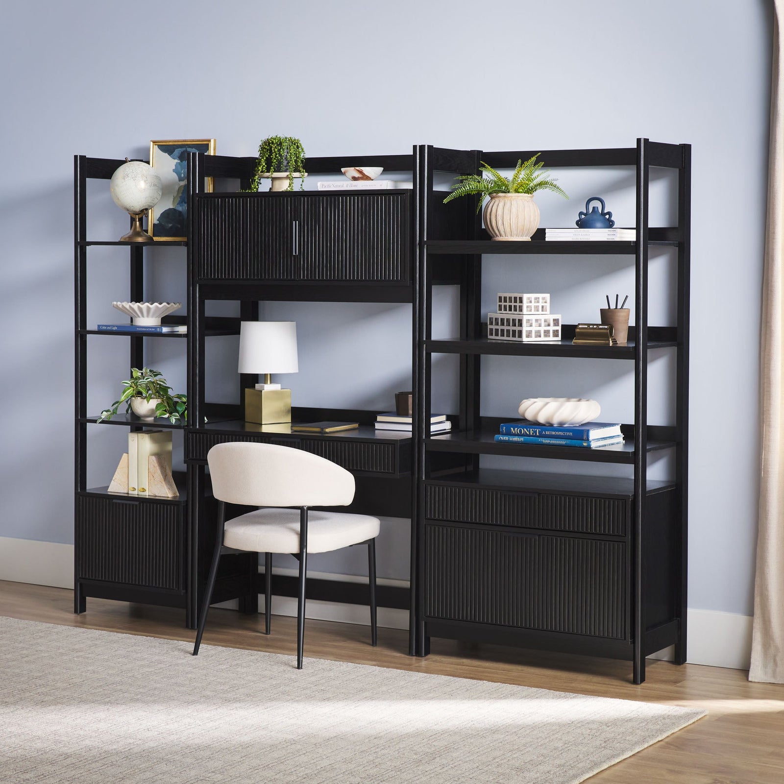 Estantería ancha de láminas de estilo escandinavo moderno de Holmes