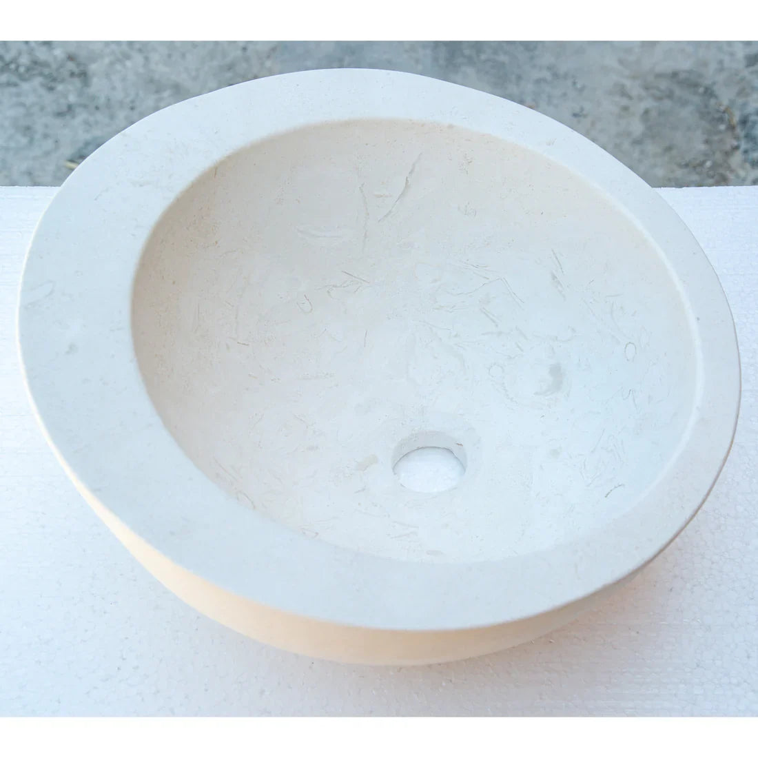 Lavabo de baño con borde inclinado de piedra natural caliza blanca sobre tocador