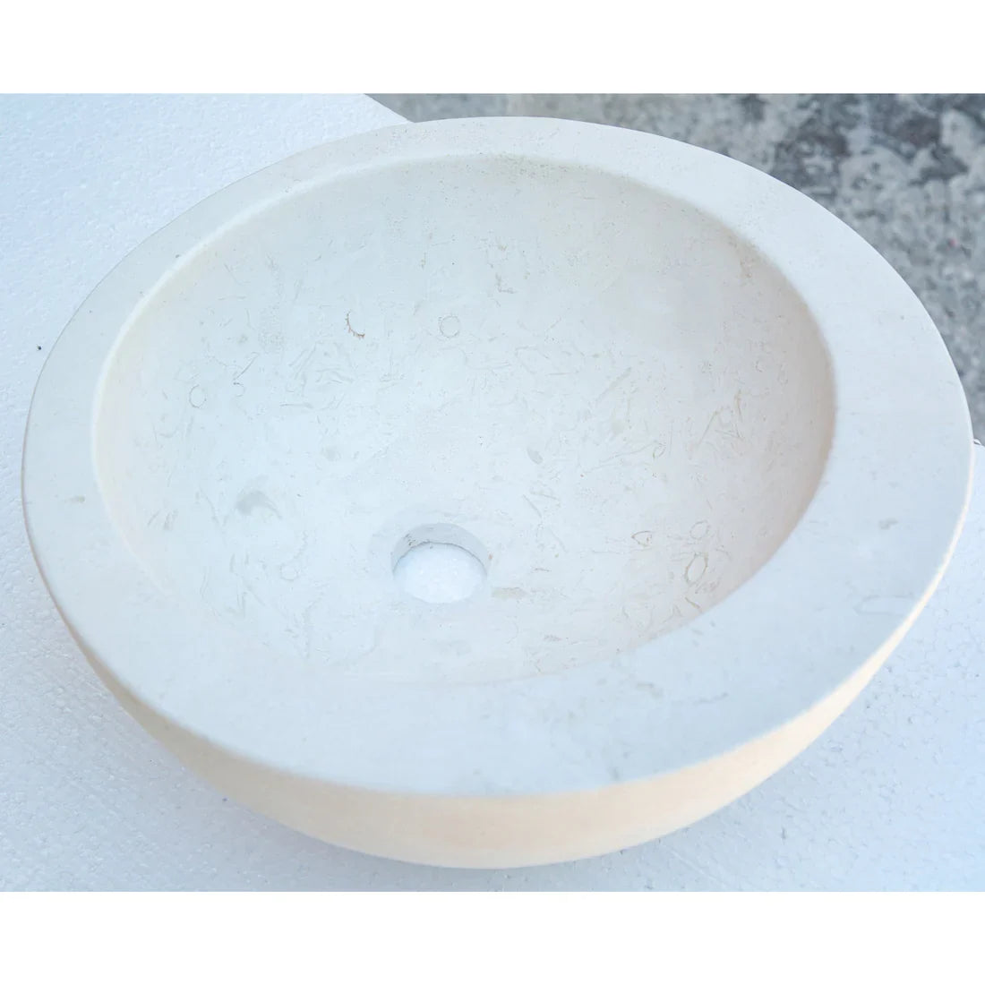Lavabo de baño con borde inclinado de piedra natural caliza blanca sobre tocador