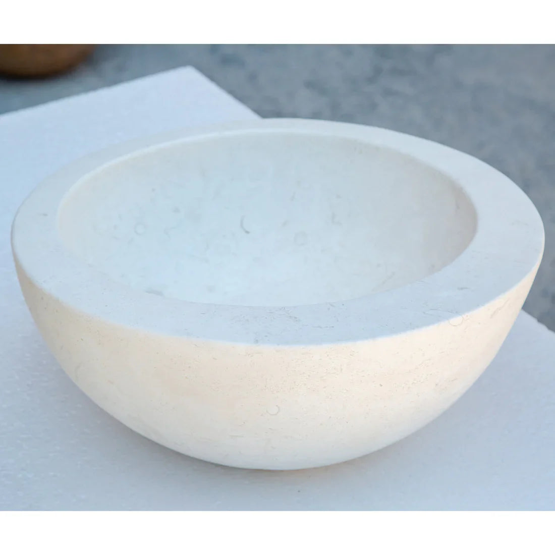 Lavabo de baño con borde inclinado de piedra natural caliza blanca sobre tocador