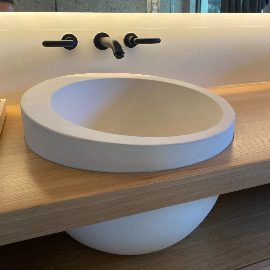 Lavabo de baño con borde inclinado de piedra natural caliza blanca sobre tocador