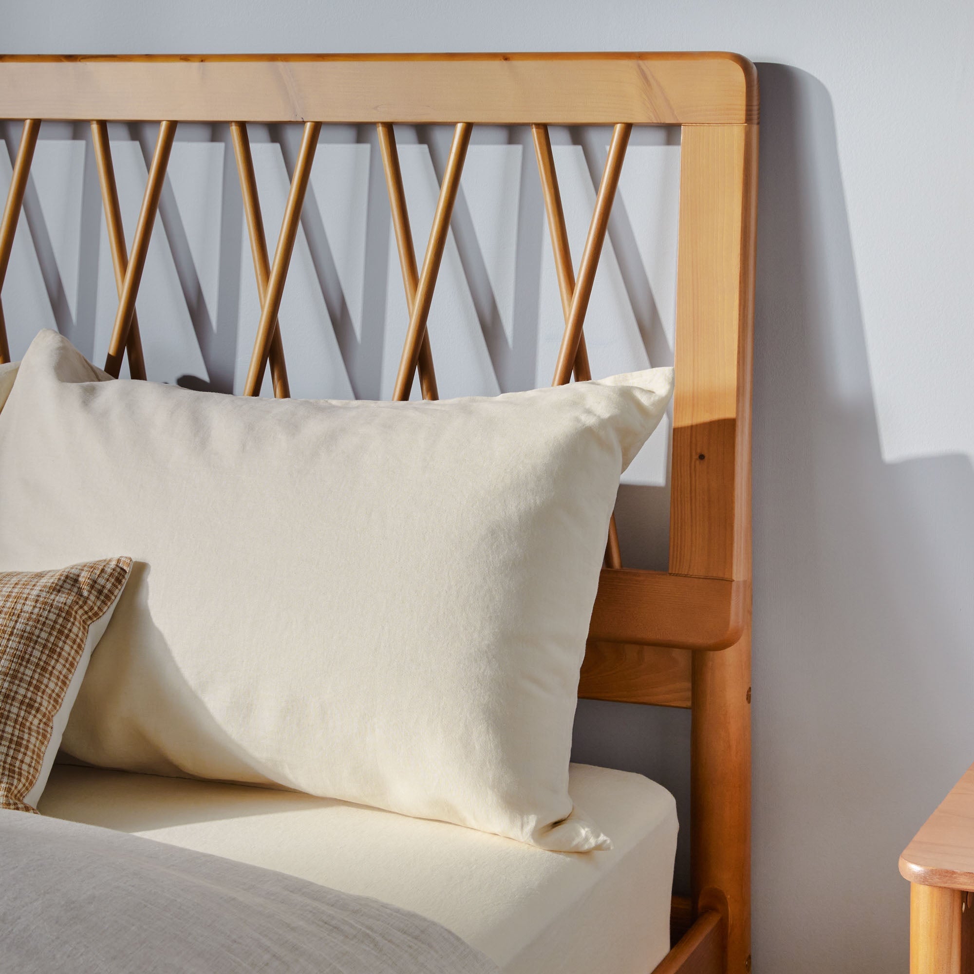 Cama de madera maciza moderna de mediados de siglo Cama X Spindle