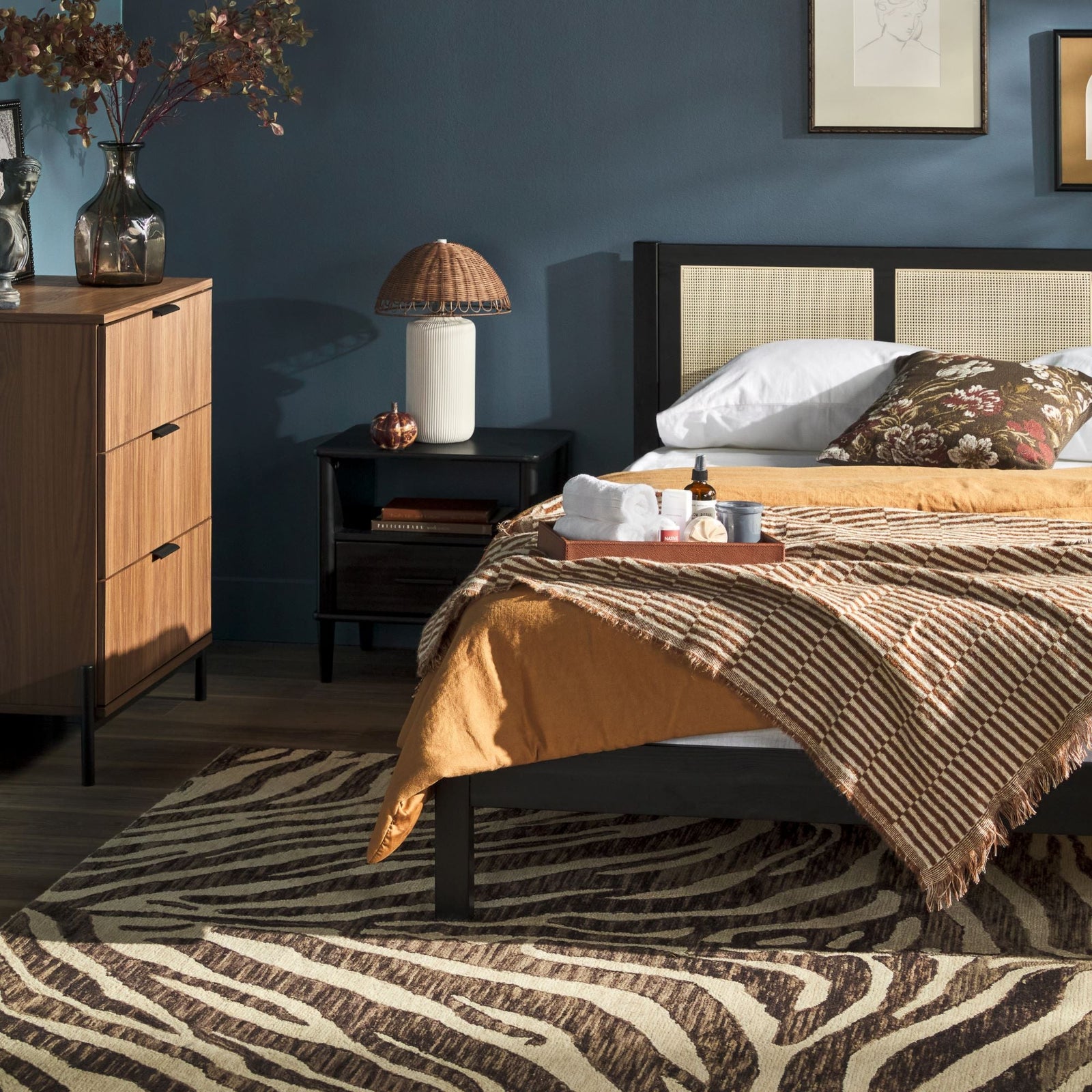 Cama Yasmina con plataforma de madera maciza y paneles de ratán (tamaño Queen o King)