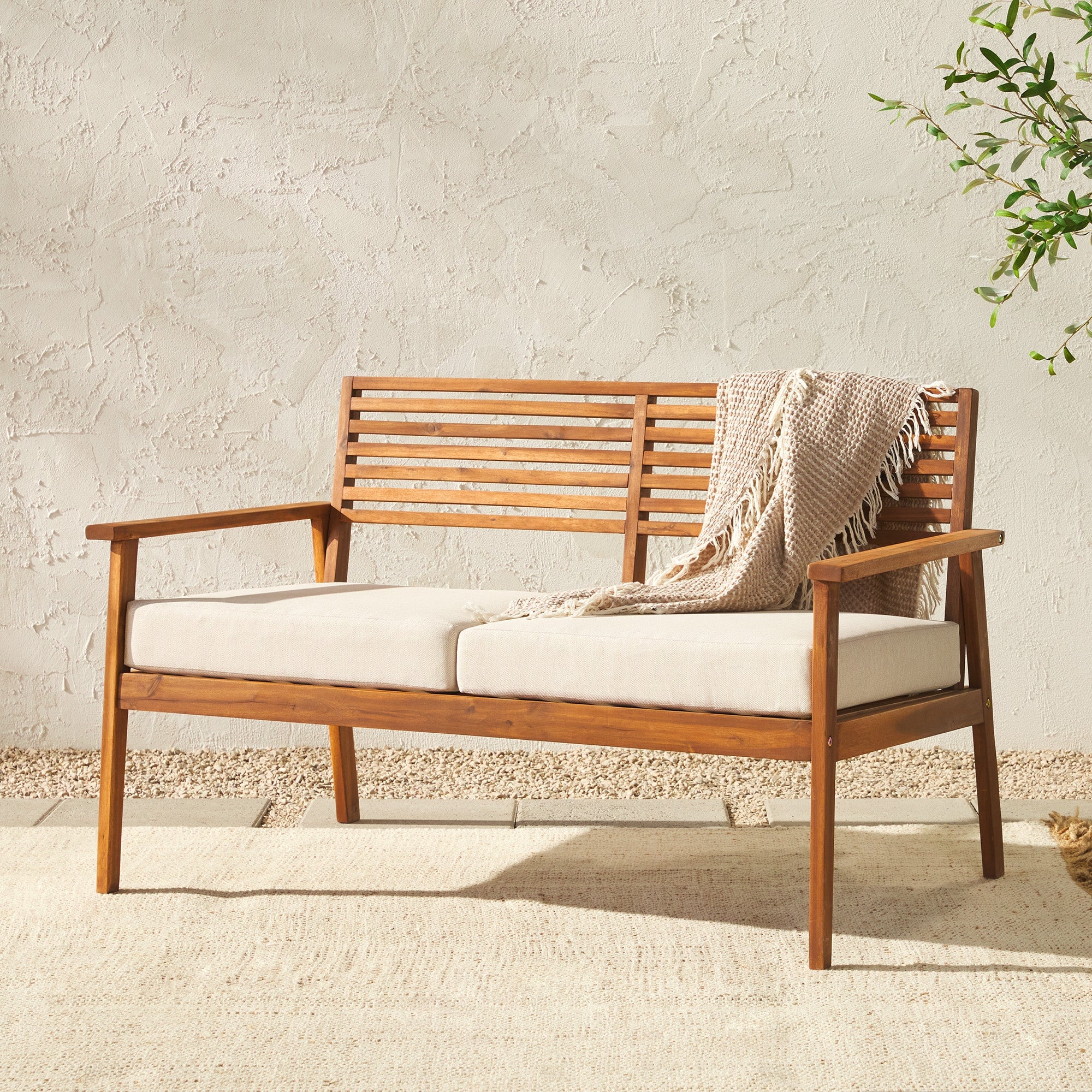 Loveseat de exterior con respaldo de listones de acacia de estilo moderno de mediados de siglo de Zander
