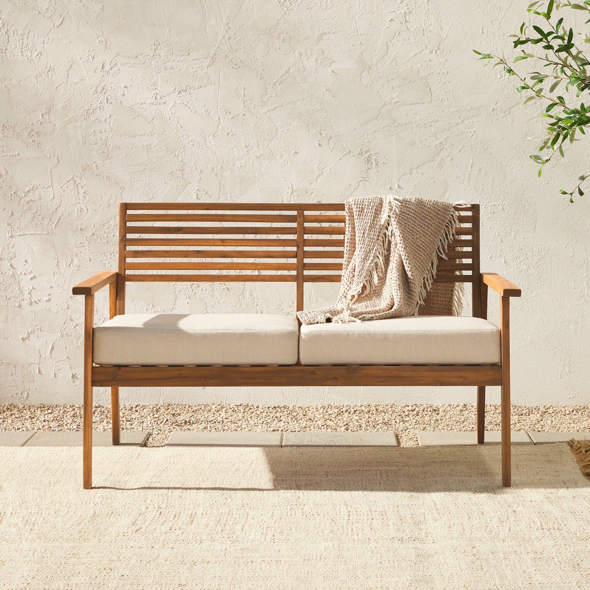 Loveseat de exterior con respaldo de listones de acacia de estilo moderno de mediados de siglo de Zander
