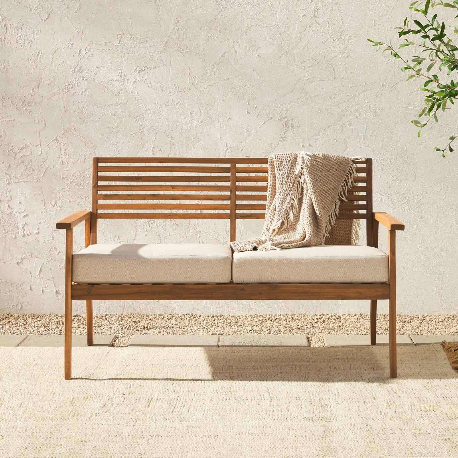Loveseat de exterior con respaldo de listones de acacia de estilo moderno de mediados de siglo de Zander
