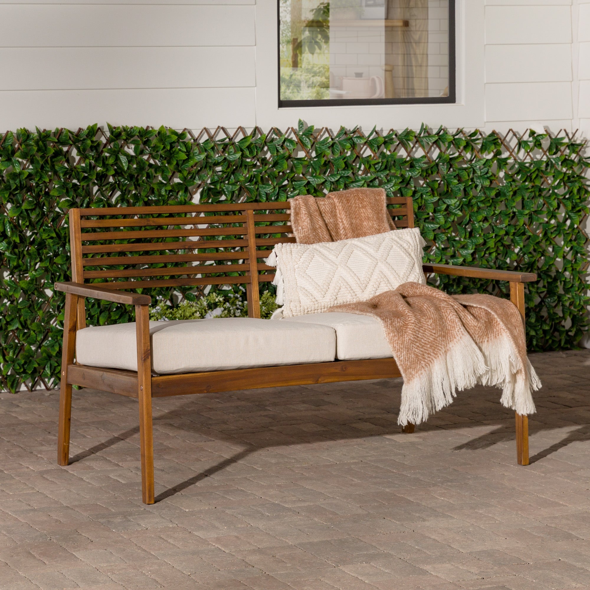 Loveseat de exterior con respaldo de listones de acacia de estilo moderno de mediados de siglo de Zander
