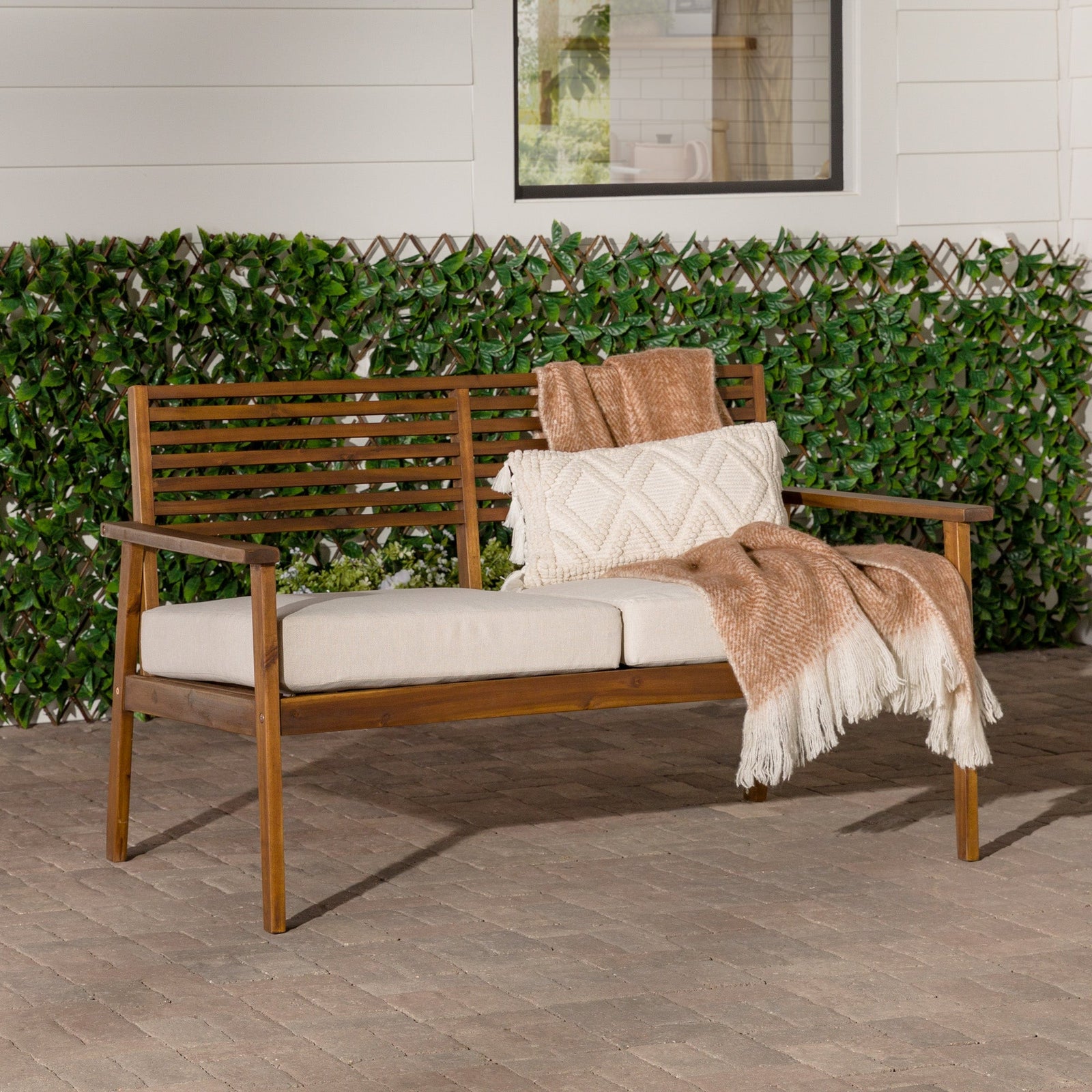 Loveseat de exterior con respaldo de listones de acacia de estilo moderno de mediados de siglo de Zander