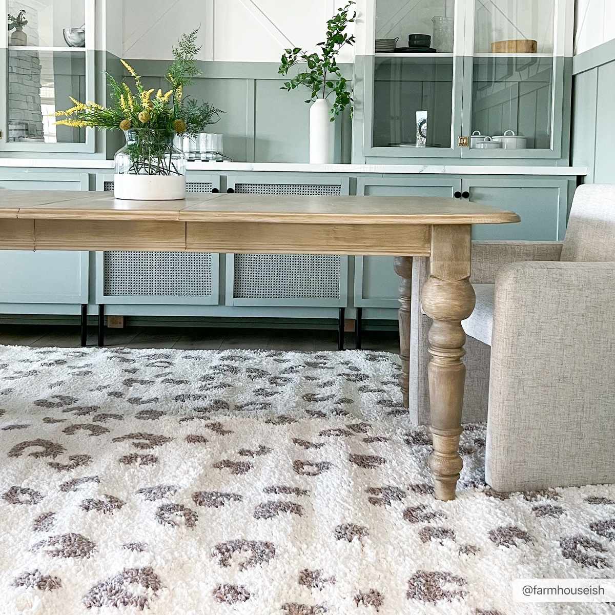 Alfombra Zhen de leopardo con lunares rosas - Liquidación