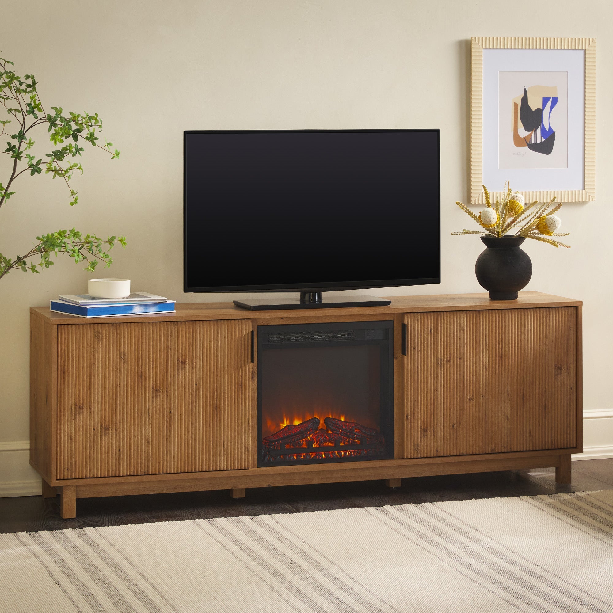 Mueble de TV moderno con chimenea eléctrica independiente de 70" de estilo escandinavo de Reema