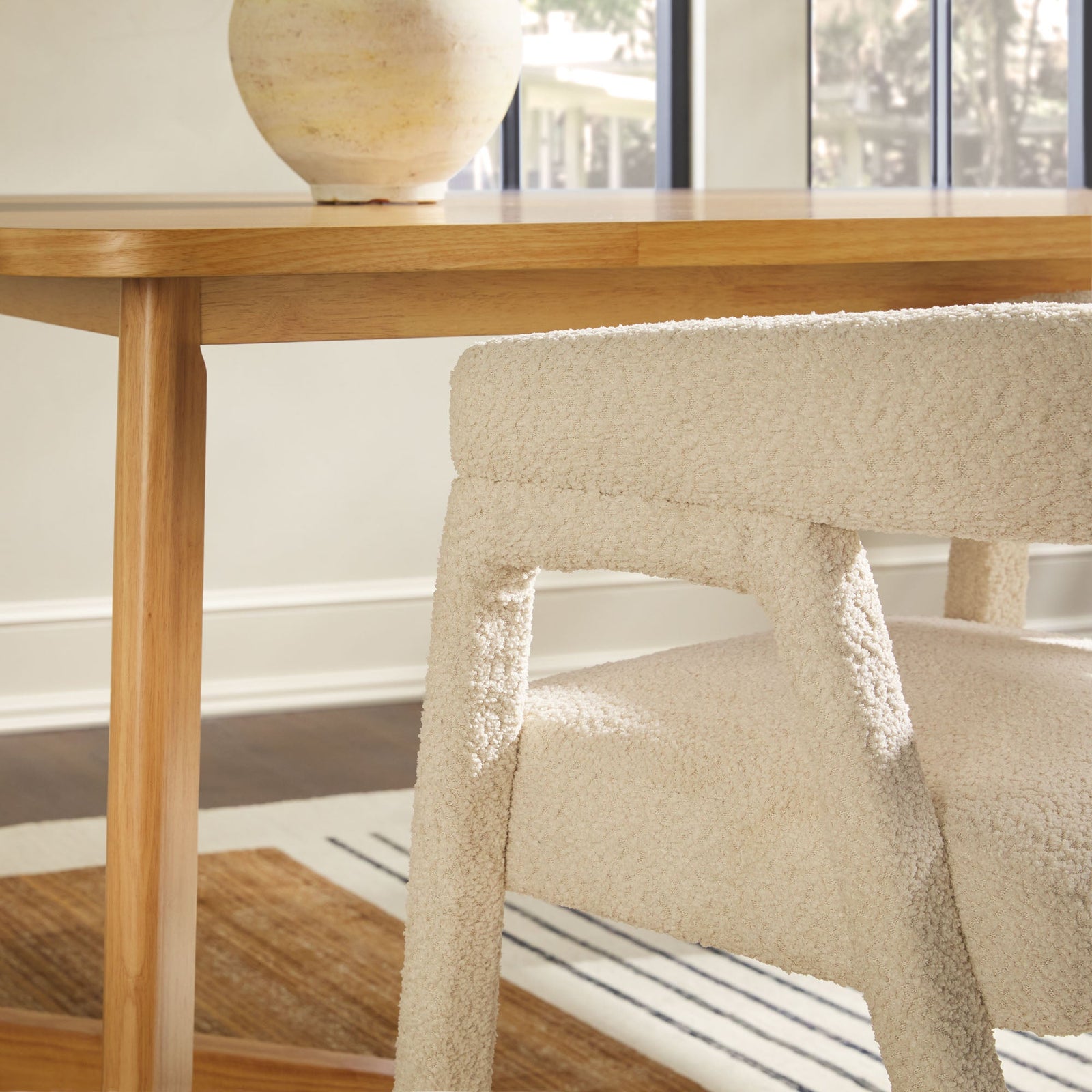 Silla de comedor Ezra Modern Boucle de madera maciza con respaldo redondeado (juego de 2)