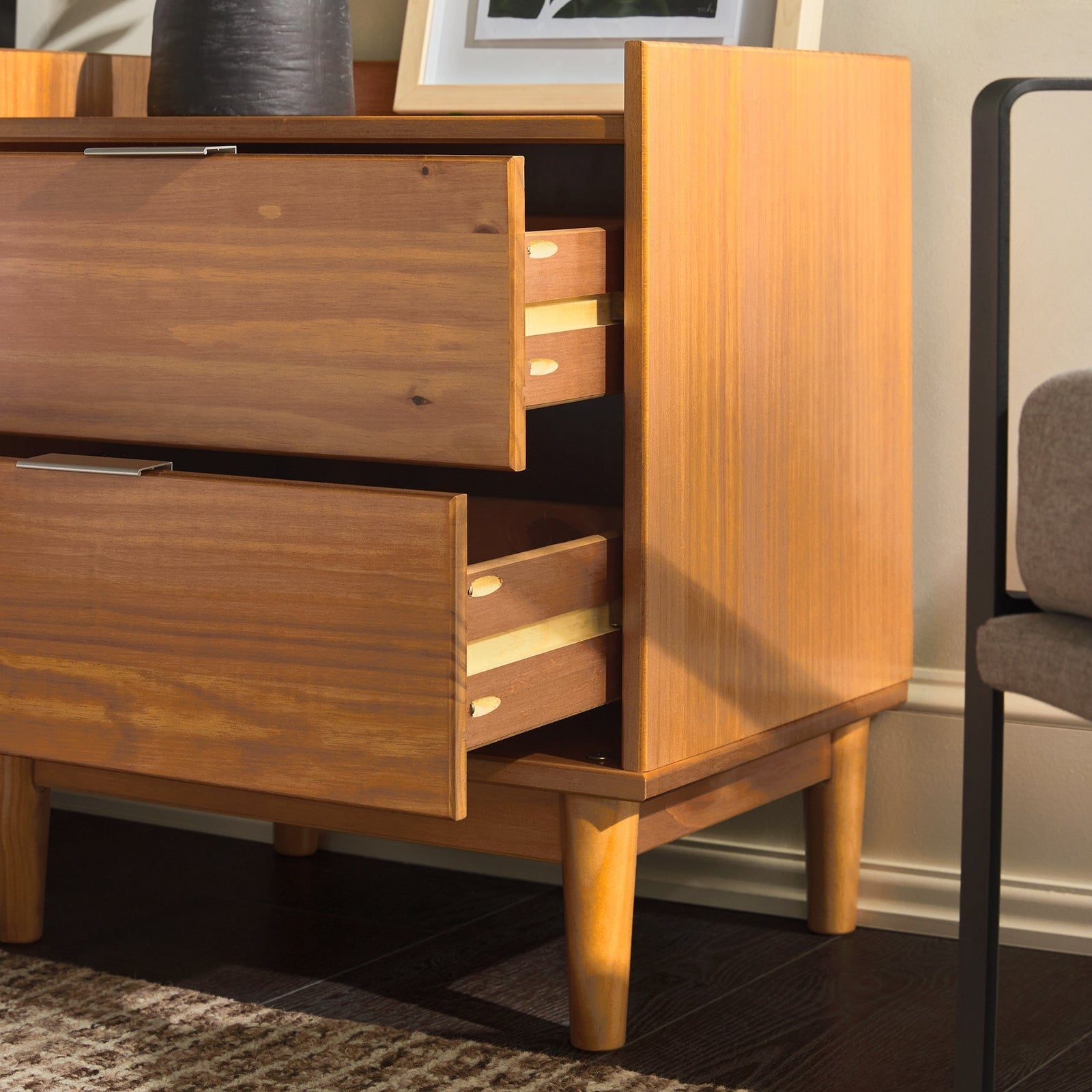 Mesita de noche moderna de madera de mediados de siglo de Lee