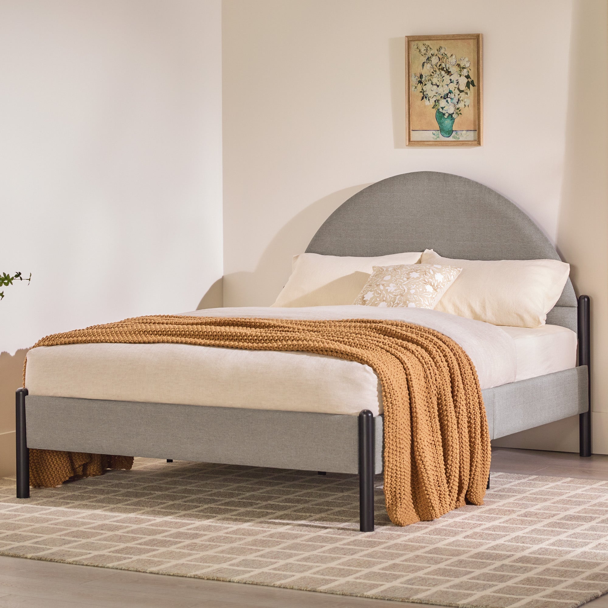 Cama Queen de metal y tapizada con cabecero arqueado Gastonia
