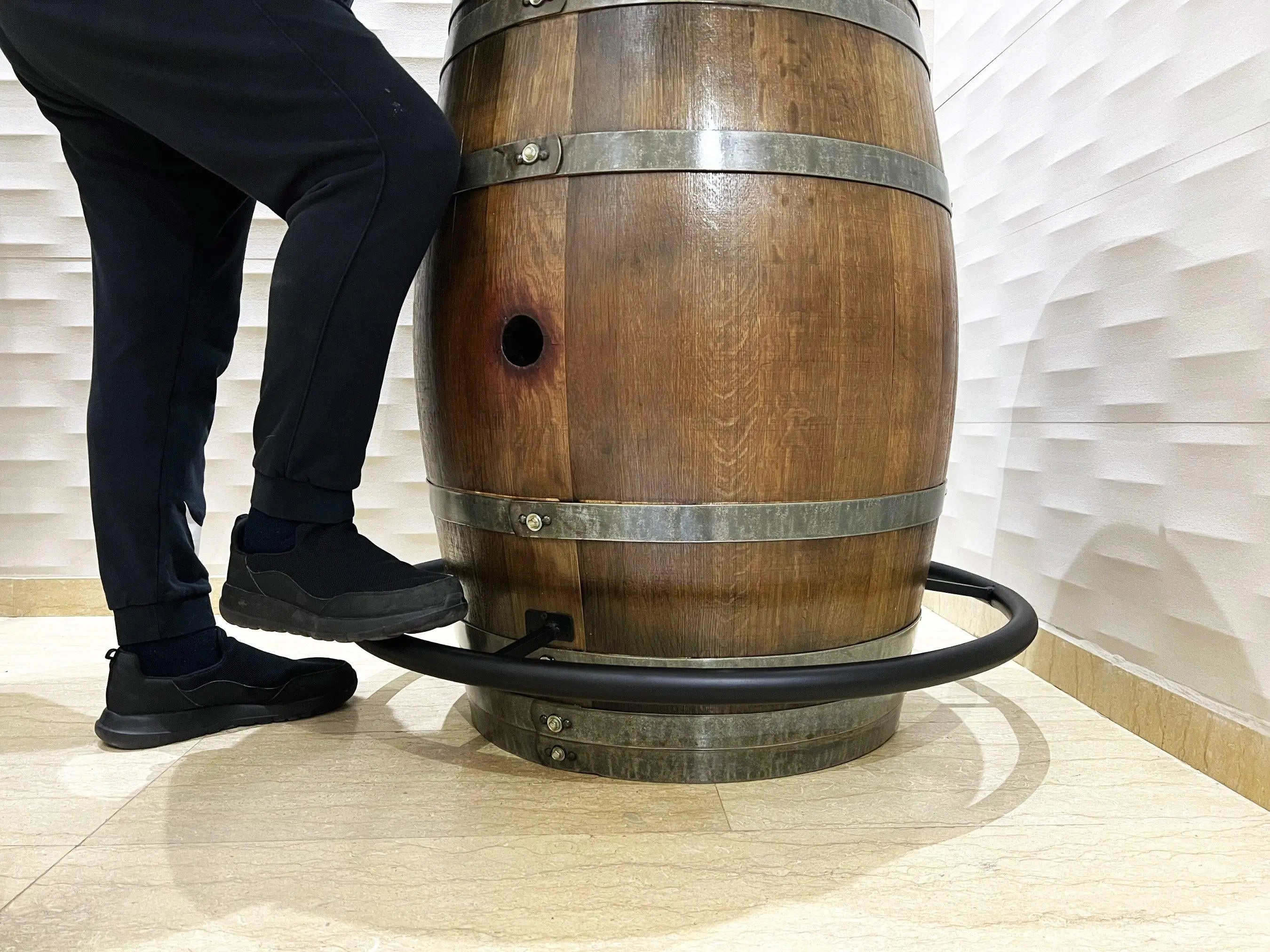 Reposapiés para barril de whisky y vino. Compatible con cualquier barril estándar de 53 a 59 galones. Envío gratuito. Hecho a mano por una empresa familiar.