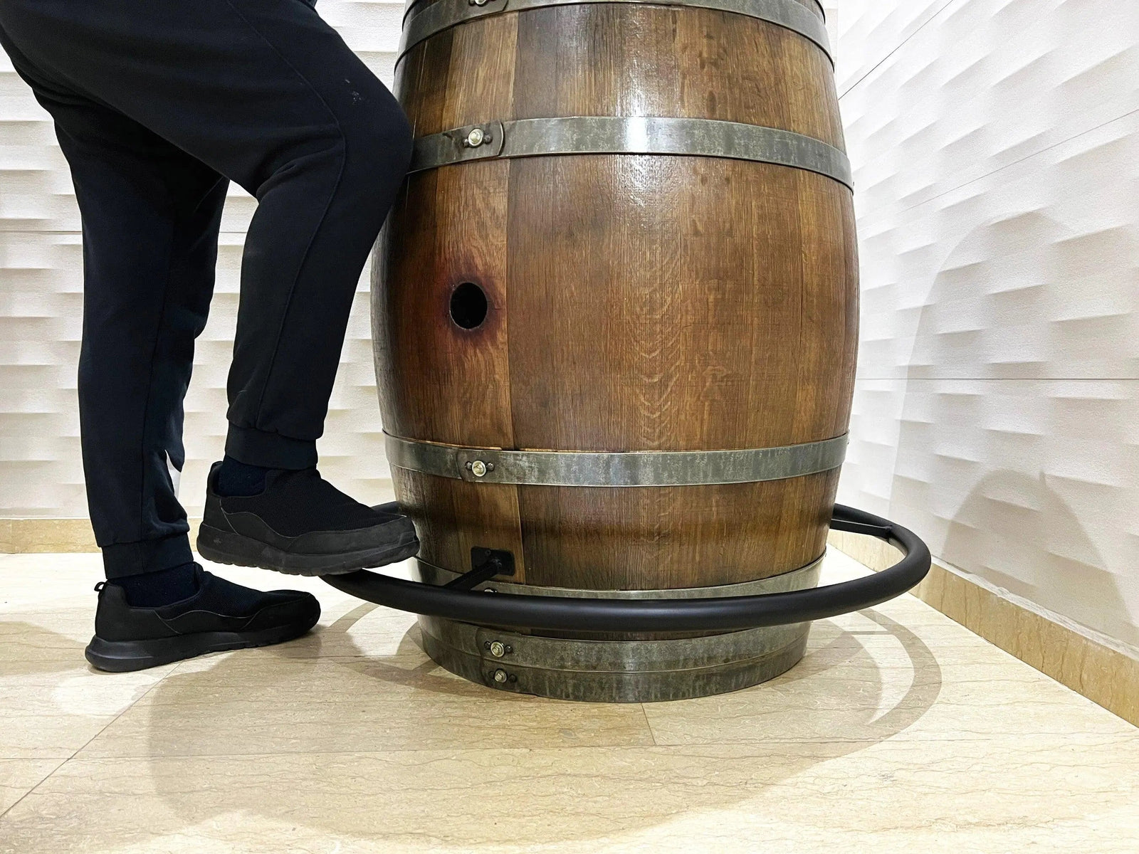 Reposapiés para barril de whisky y vino. Compatible con cualquier barril estándar de 53 a 59 galones. Envío gratuito. Hecho a mano por una empresa familiar.