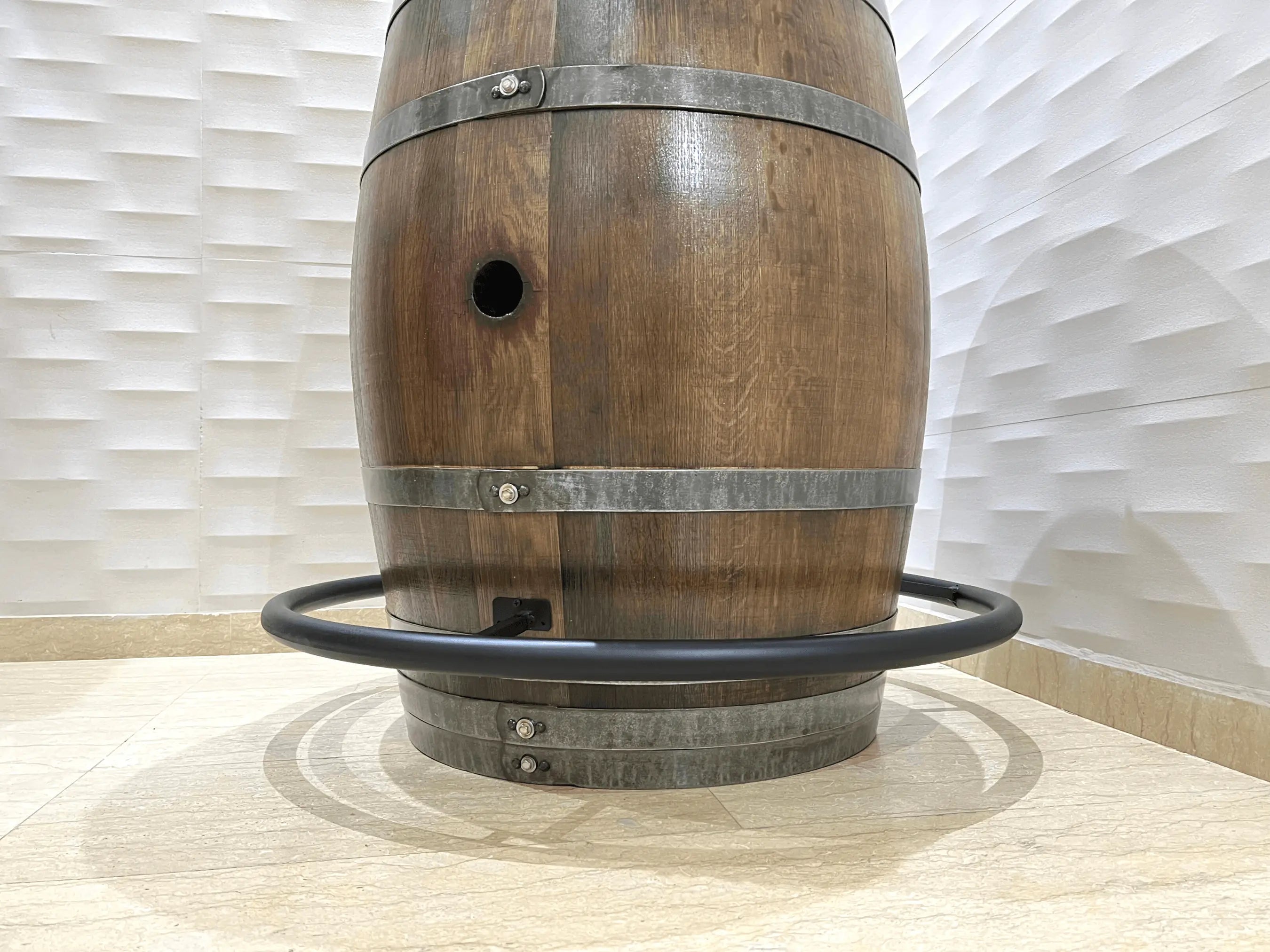 Reposapiés para barril de whisky y vino. Compatible con cualquier barril estándar de 53 a 59 galones. Envío gratuito. Hecho a mano por una empresa familiar.