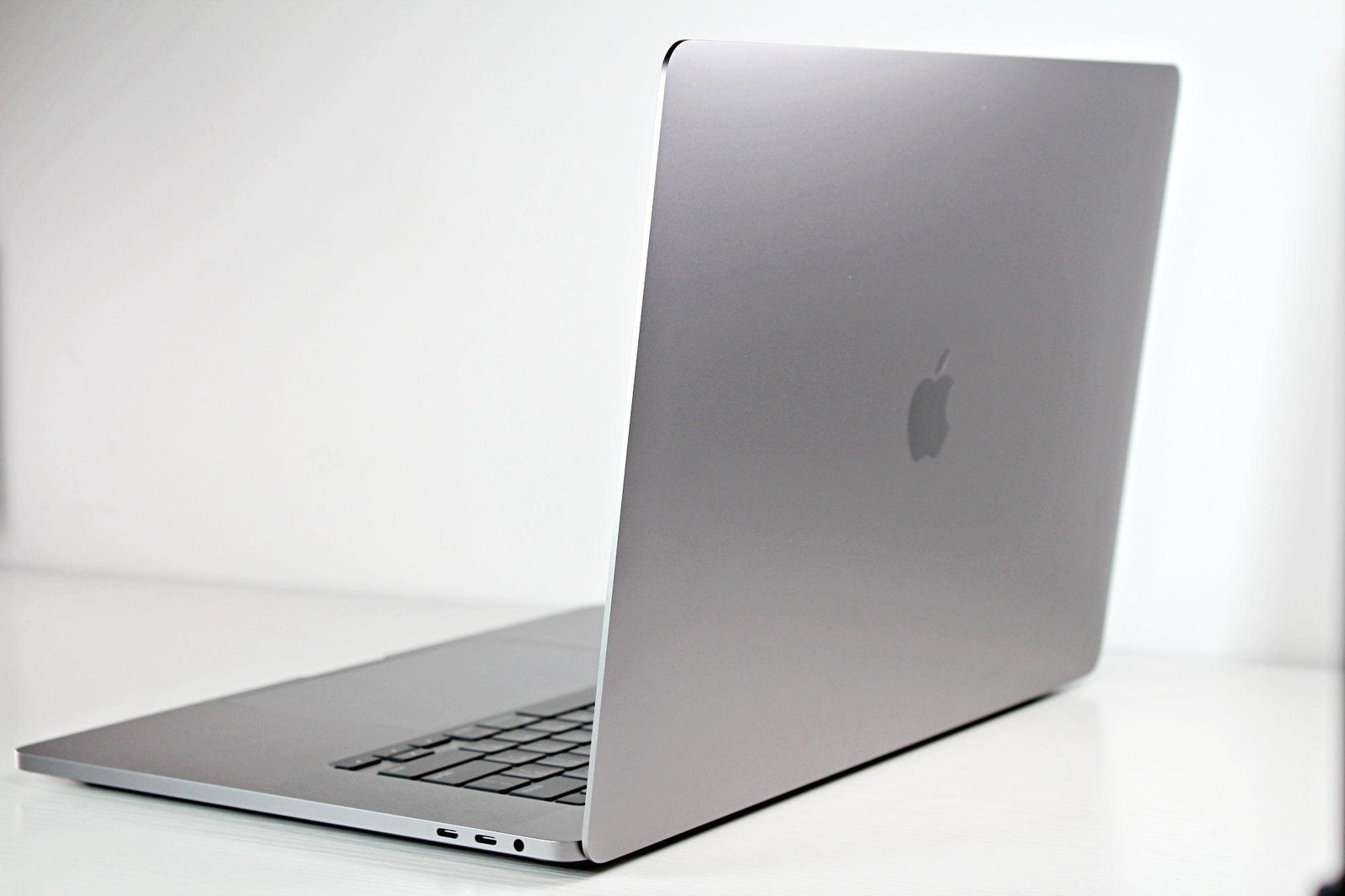 MacBook Pro (2019) 16-Inch - 2.4GHz Core i9 - 5300M - 16GB RAM - 512GB SSD - Great Condition