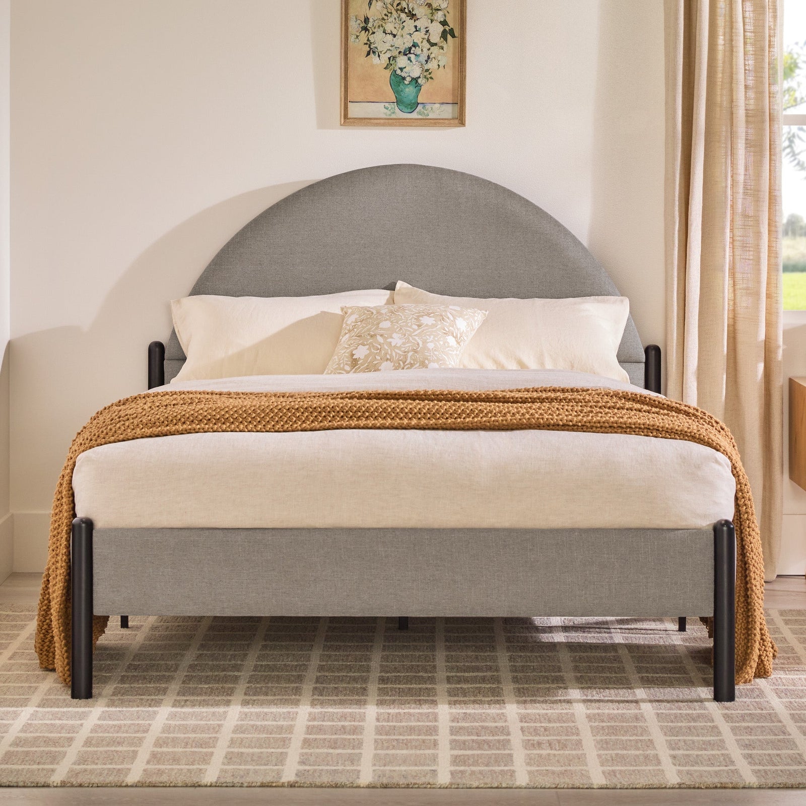 Cama Queen de metal y tapizada con cabecero arqueado Gastonia