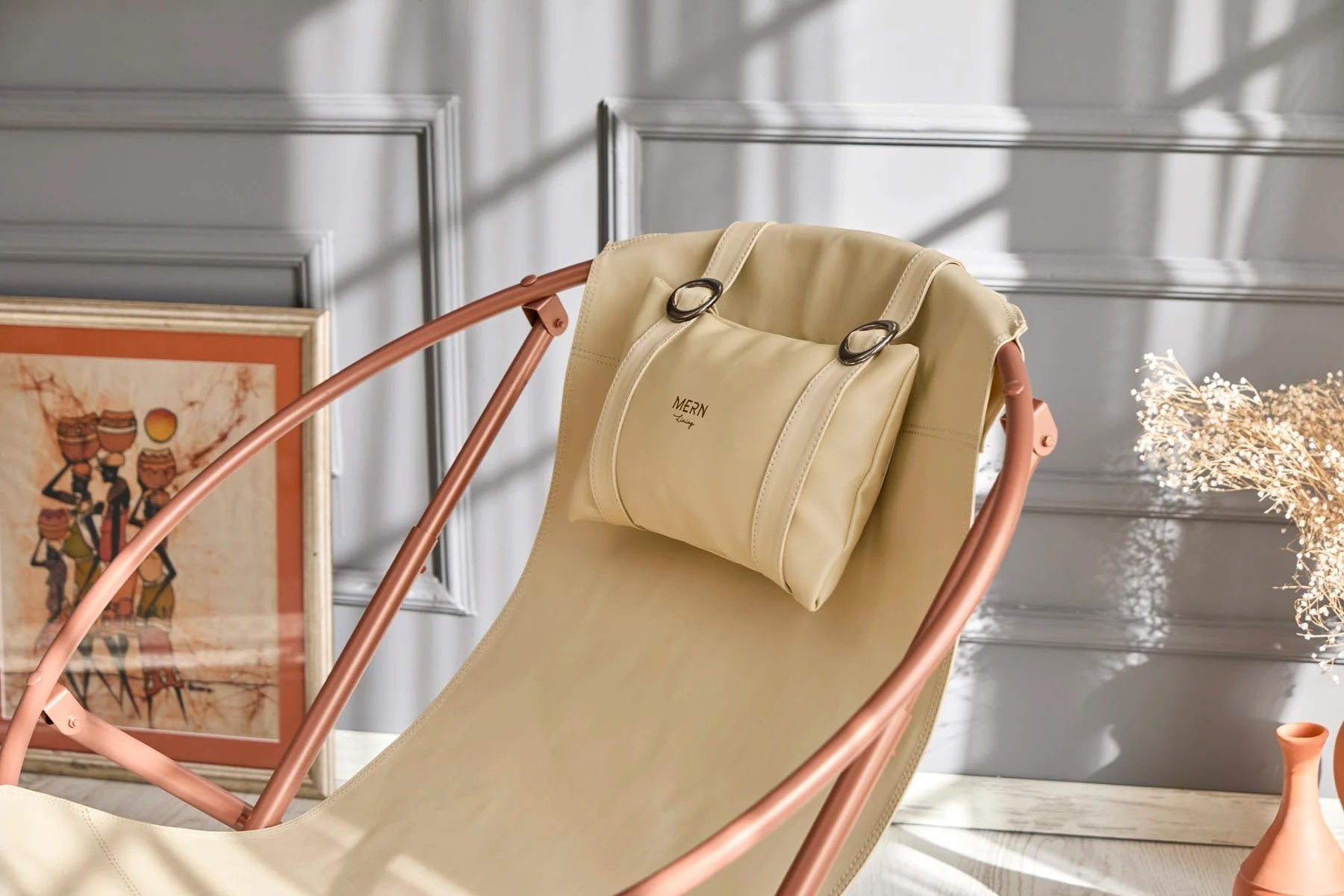 Silla plegable de piel sintética con estructura de metal color beige