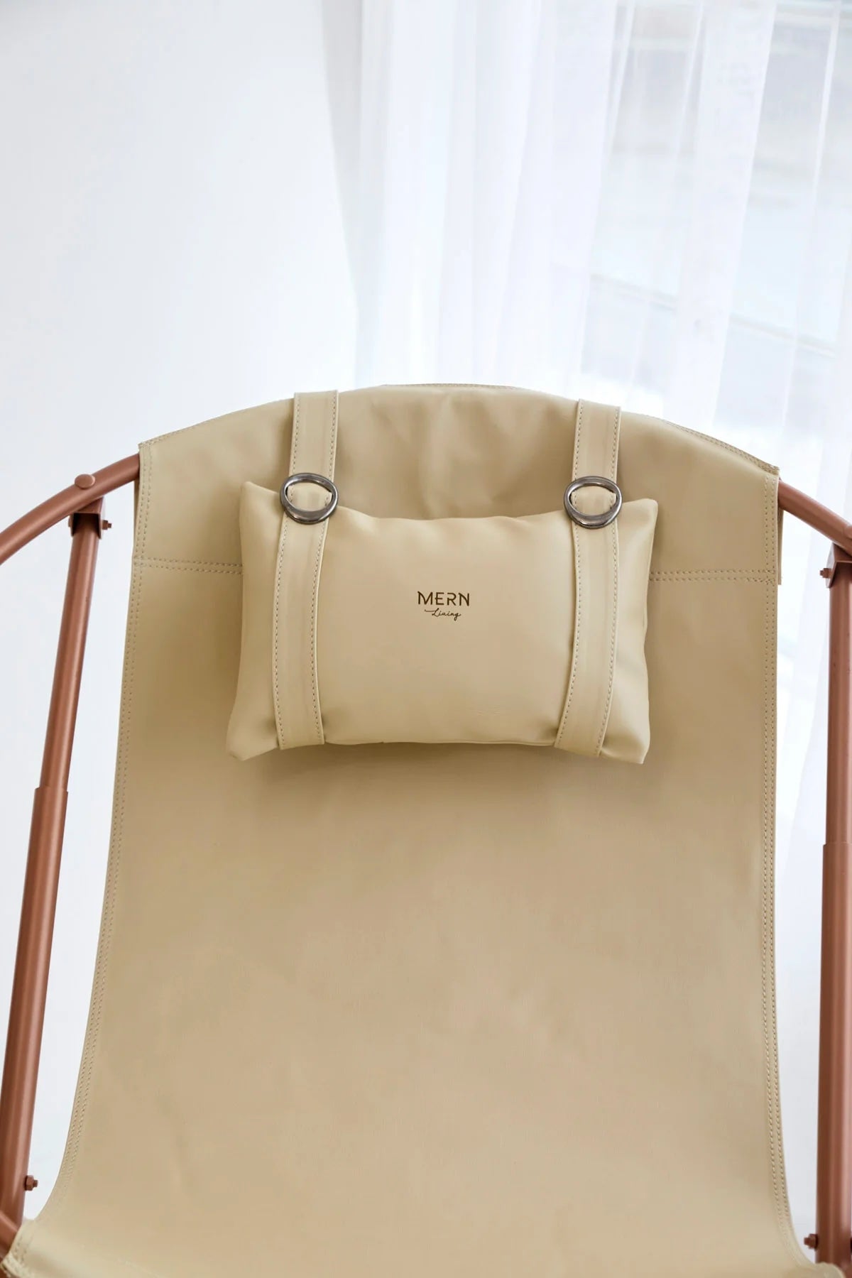 Silla plegable de piel sintética con estructura de metal color beige