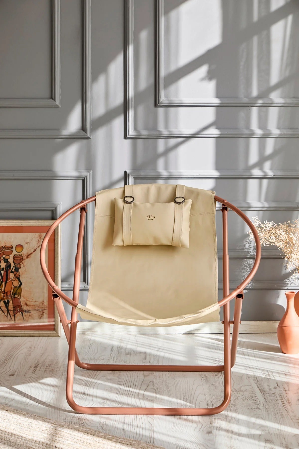 Silla plegable de piel sintética con estructura de metal color beige