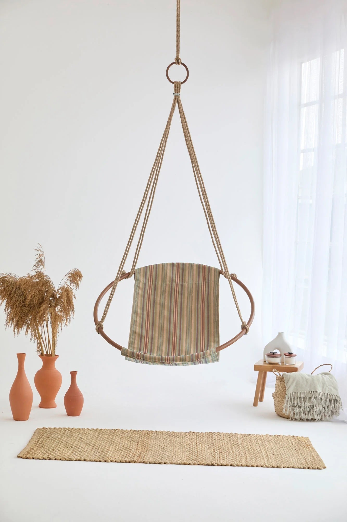 Silla colgante redonda azul Boves Rast con estructura de teca