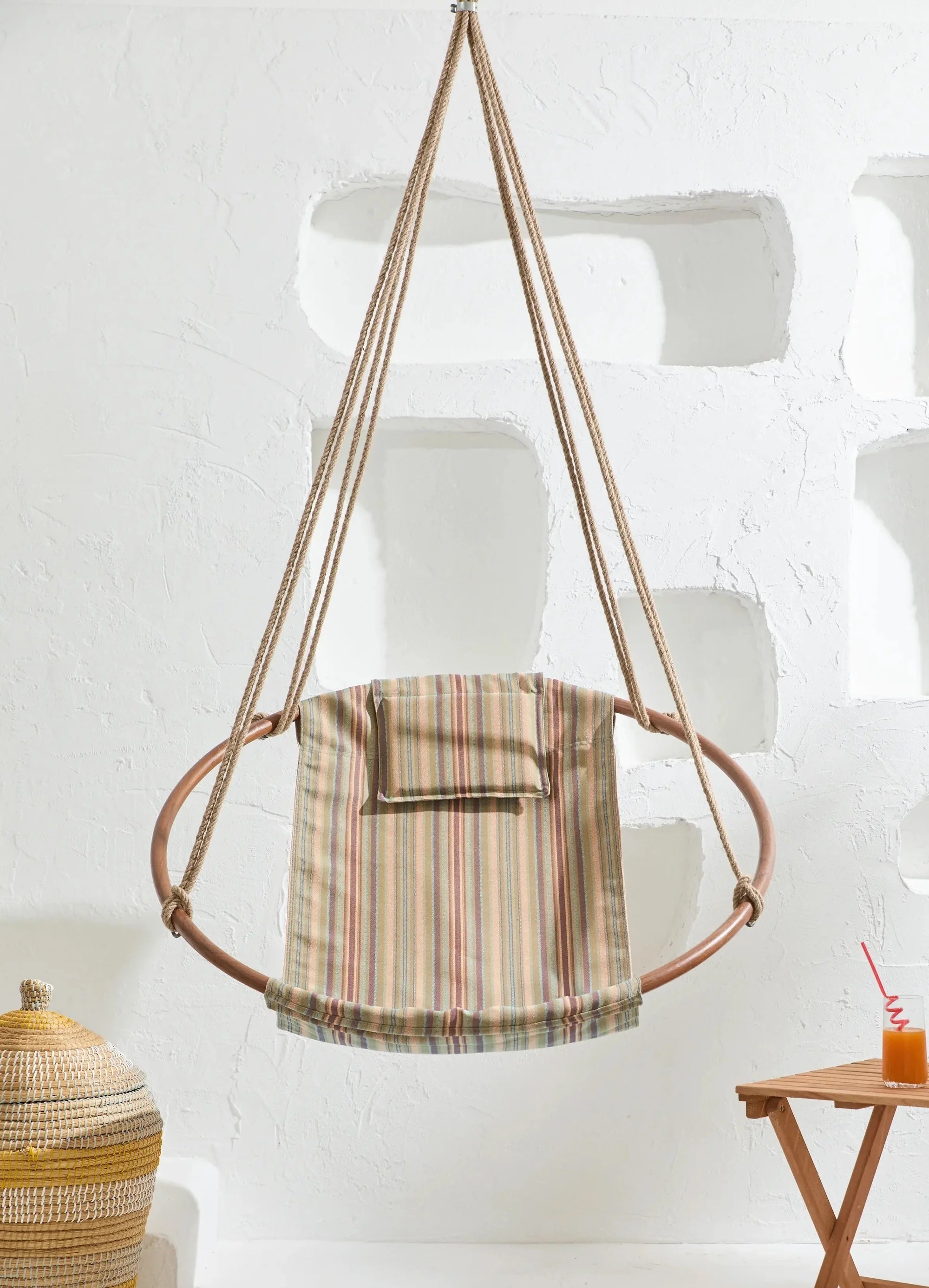 Silla colgante redonda azul Boves Rast con estructura de teca