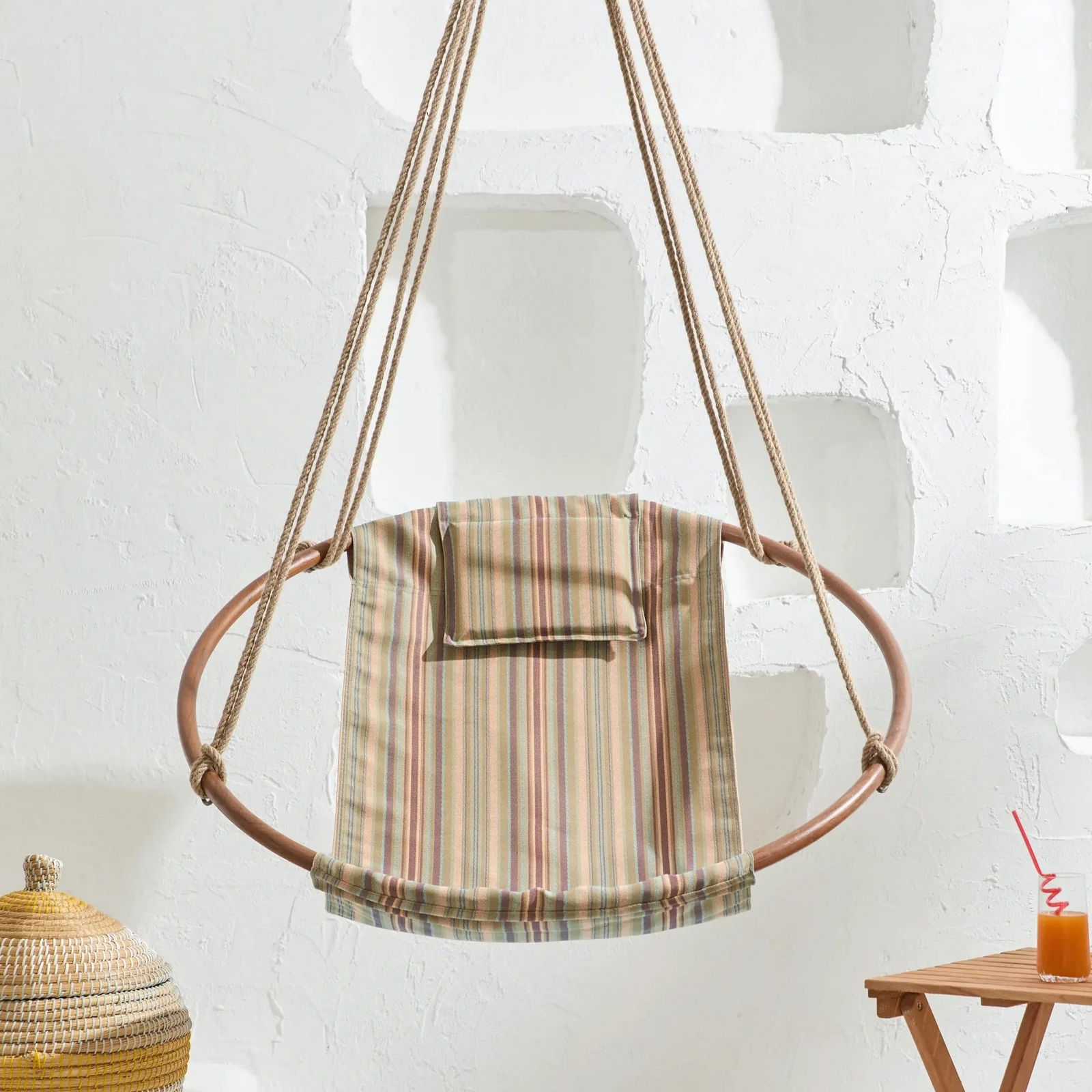 Silla colgante redonda azul Boves Rast con estructura de teca