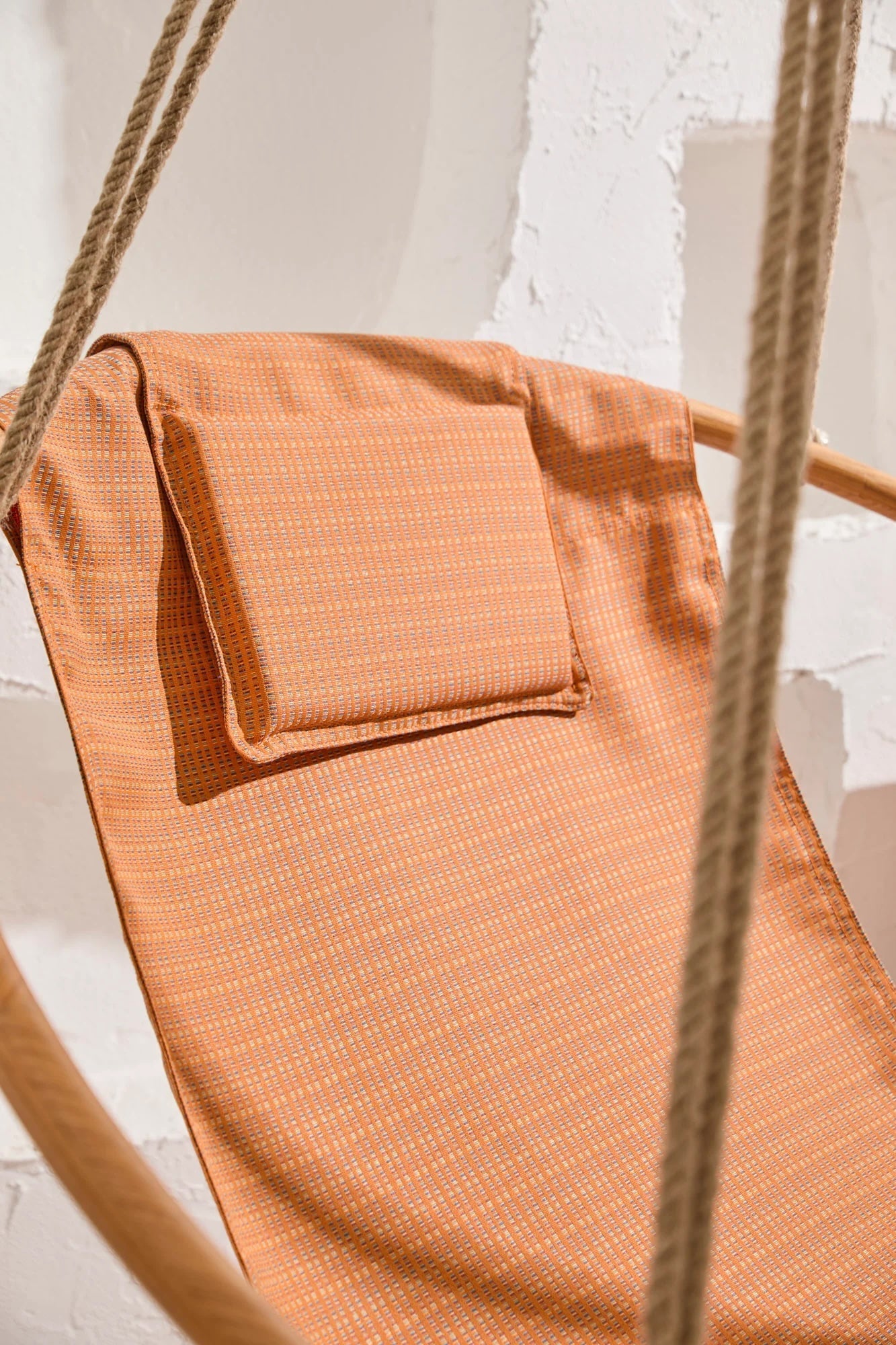 Silla colgante redonda Bresse Rast azul con estructura de teca