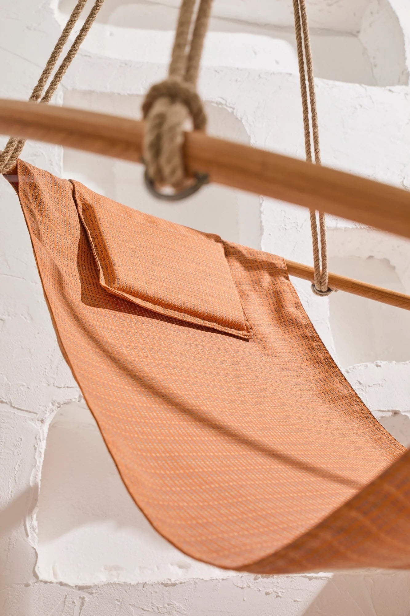 Silla colgante redonda Bresse Rast azul con estructura de teca