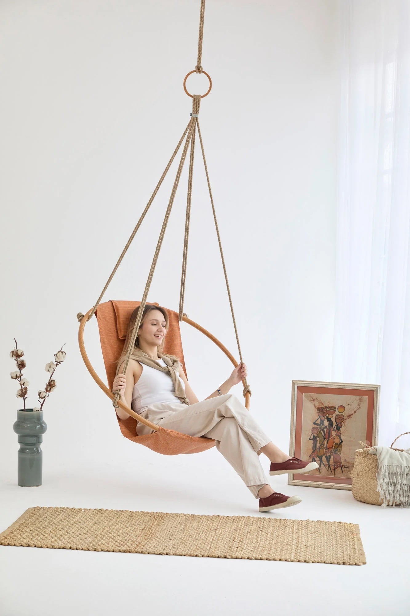 Silla colgante redonda Bresse Rast azul con estructura de teca