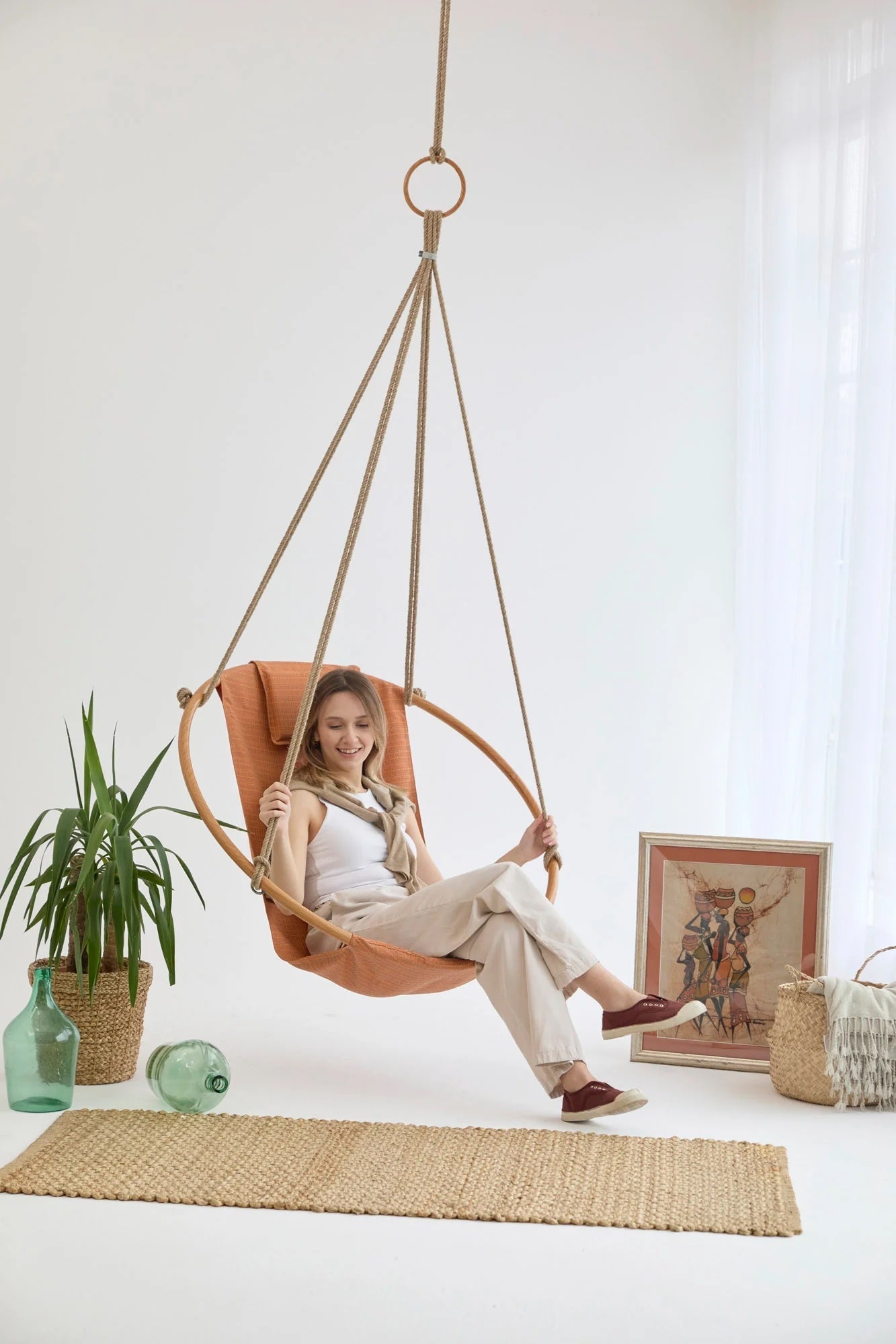 Silla colgante redonda Bresse Rast azul con estructura de teca