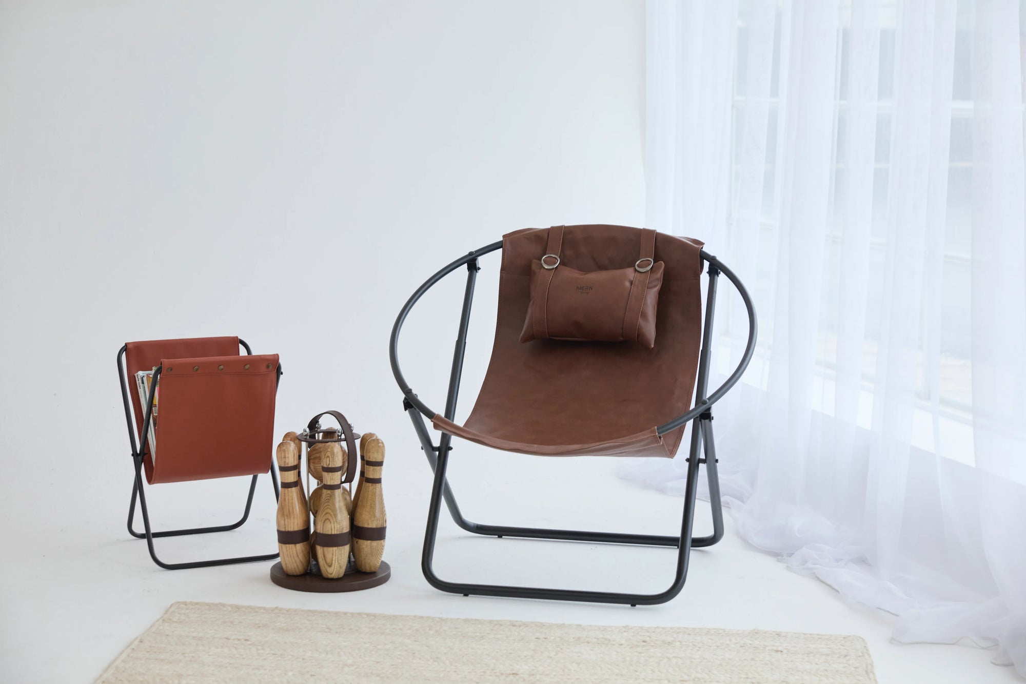 Silla plegable de piel sintética con estructura de metal marrón