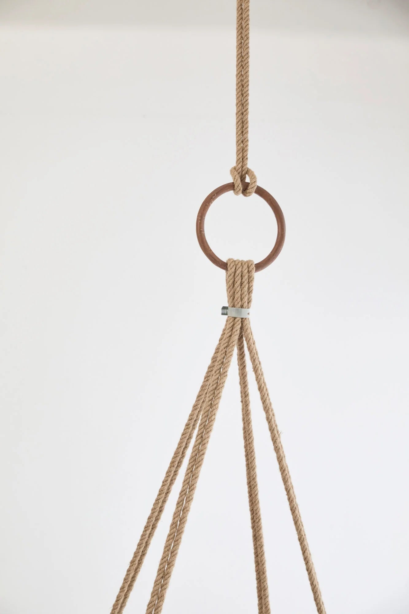 Silla colgante redonda de cuero genuino con estructura de teca marrón
